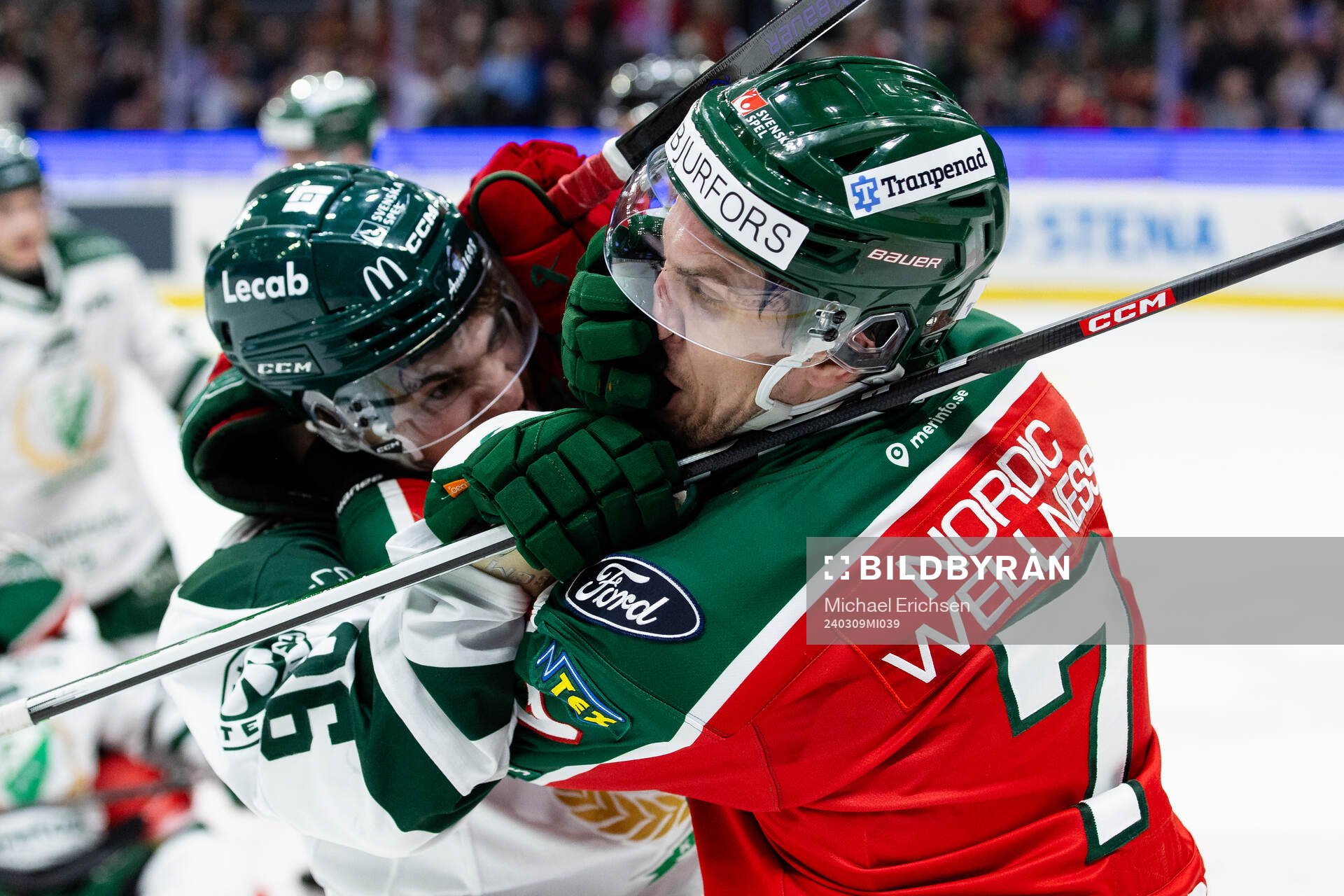 Färjestads Liam Öhgren och Frölundas Henrik Tömmernes