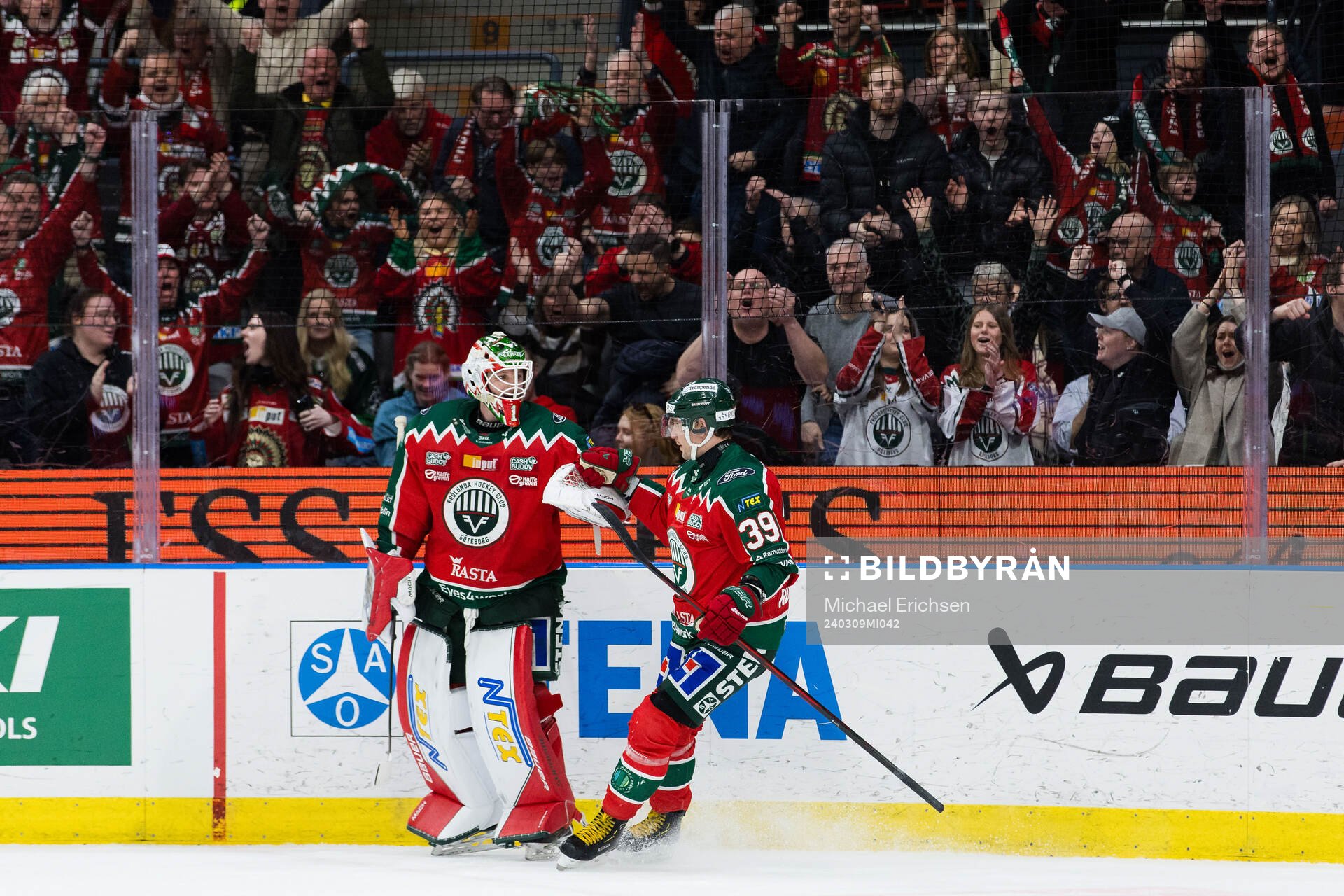 Frölundas målvakt Lars Johansson och Mikael Ruohomaa