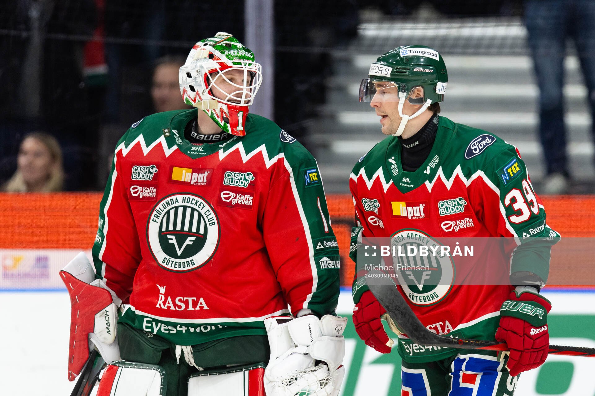 Frölundas målvakt Lars Johansson och Mikael Ruohomaa