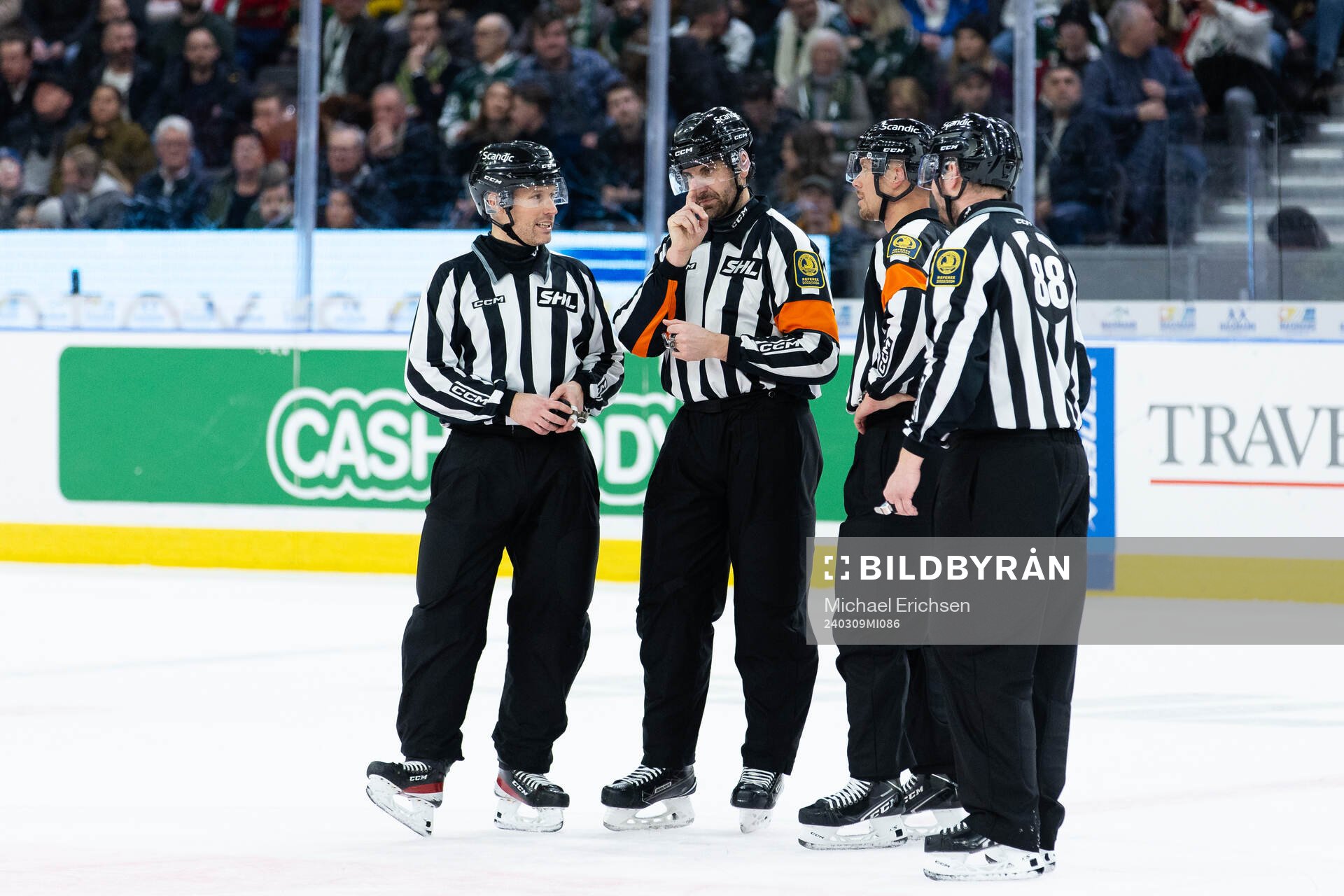 Linjedomare Daniel Persson , domare Mikael Sjöqvist,