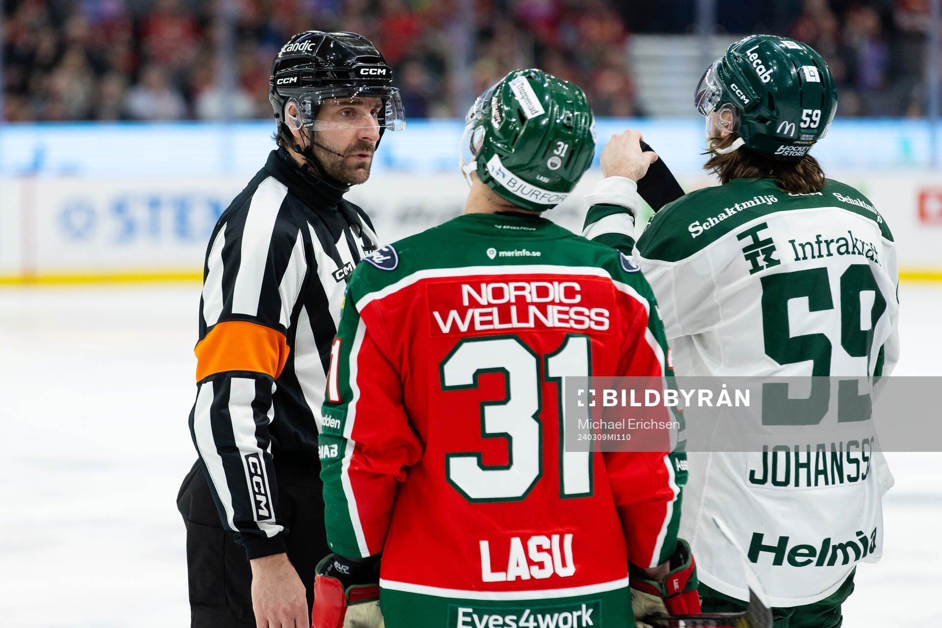 Domare Mikael Sjöqvist pratar med Frölundas Nicklas Lasu