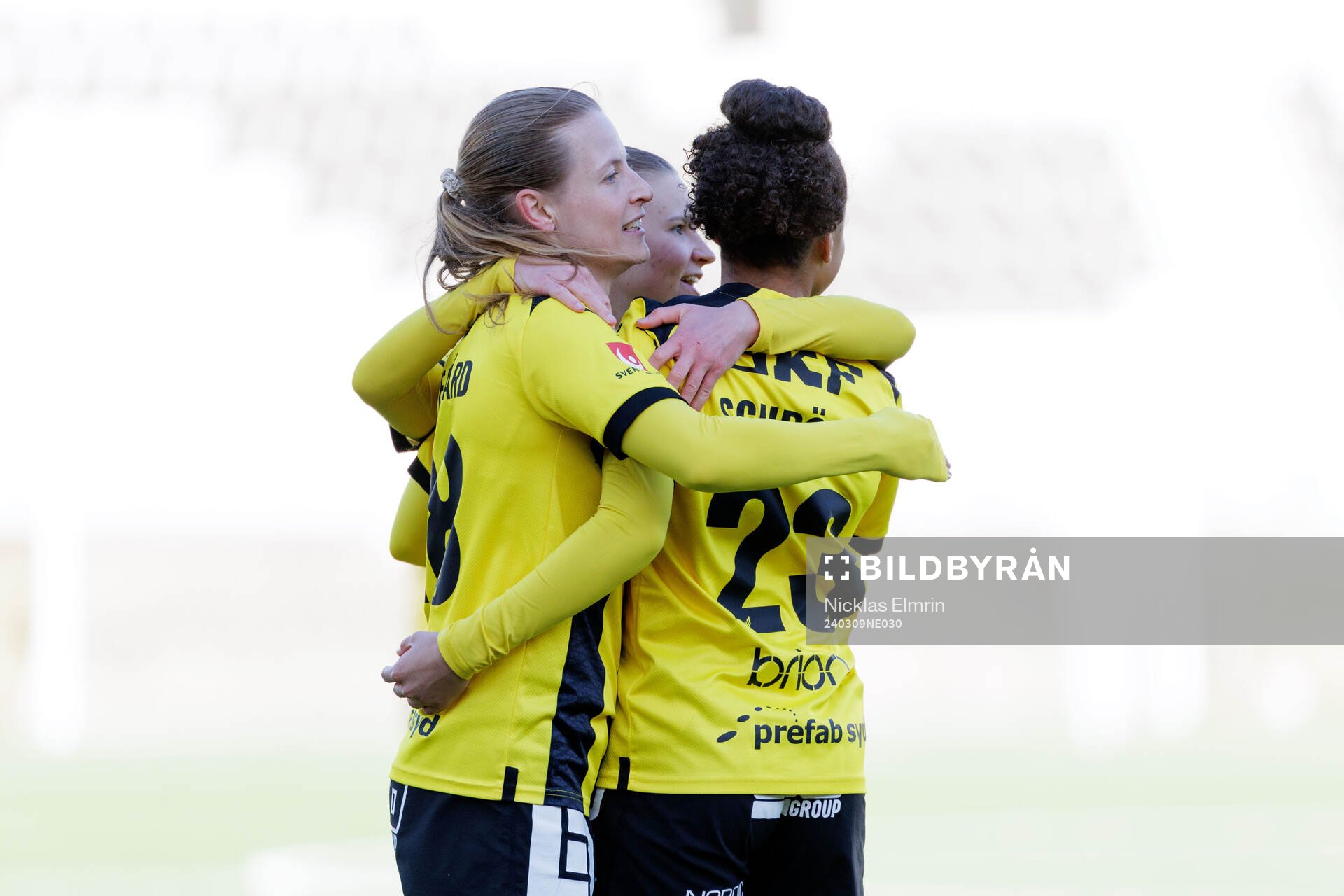 Häckens Anna Anvegård jublar med lagkamrater efter 2-0 under fotbollsmatchen i Svenska Cupen mellan Häcken och Växjö DFF den 9 mars 2024 i Göteborg.