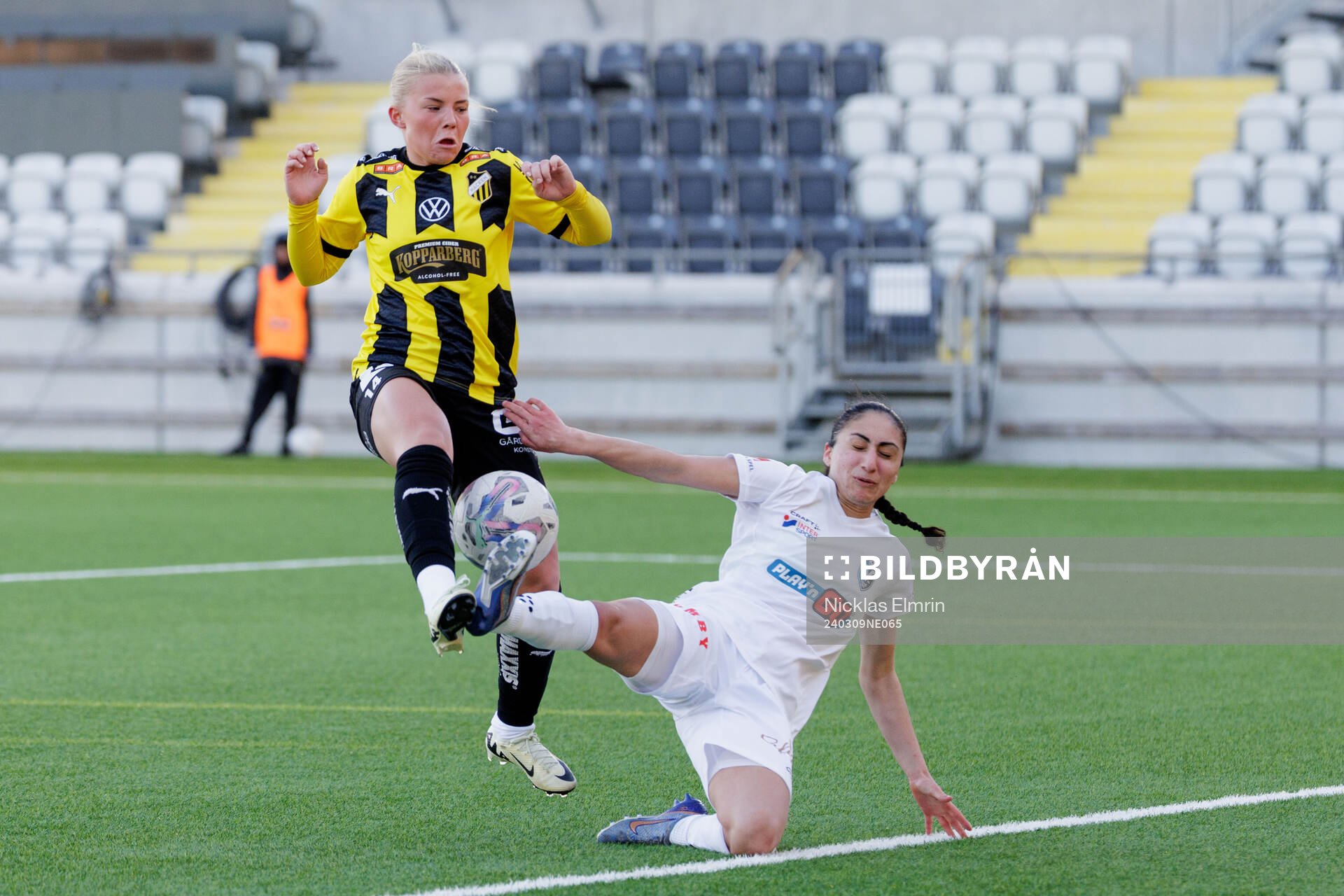 Häckens Matilda Nildén och Växjö DFFs Nesrin Akgun