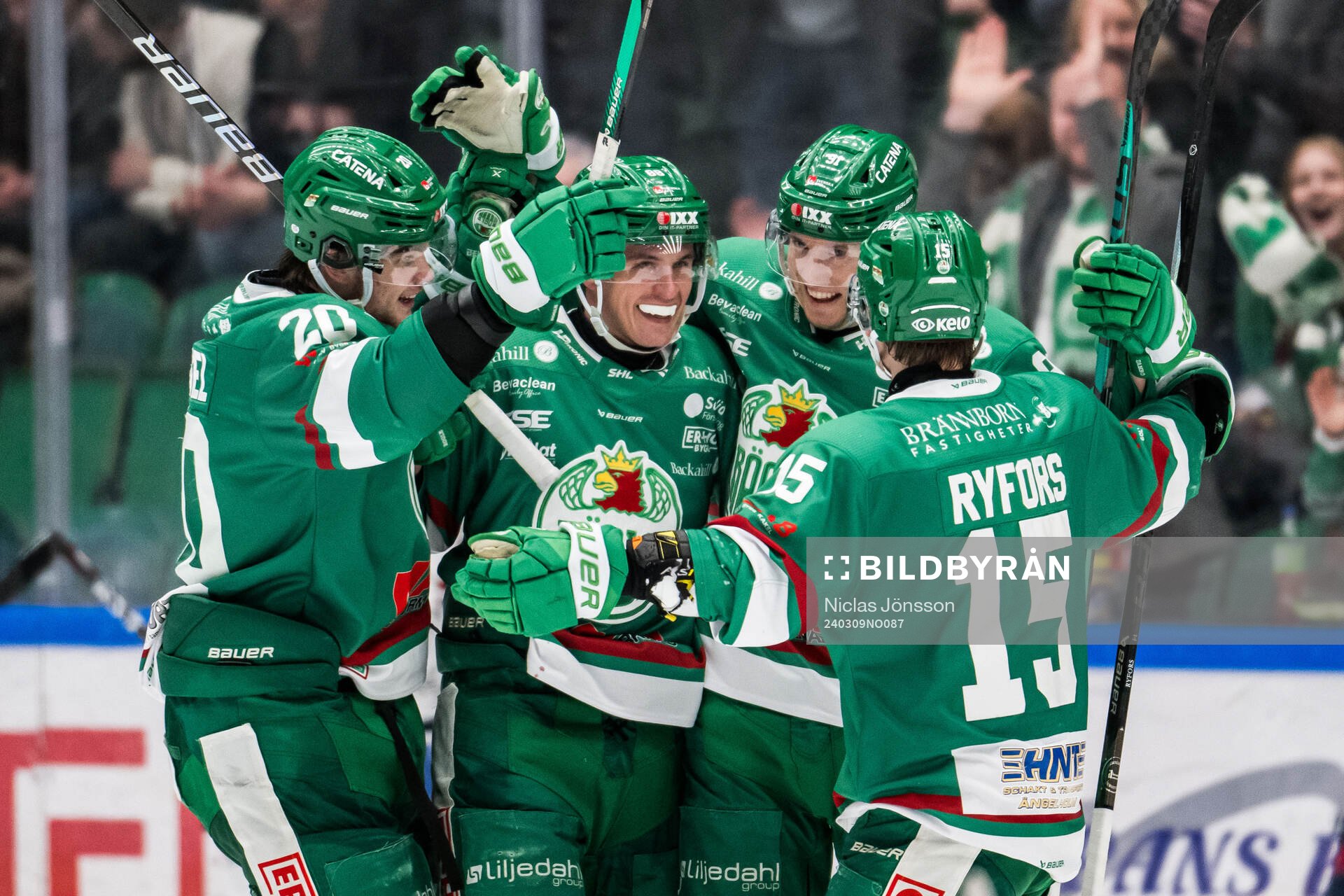 Rögles Brandon Davidson och Adam Tambellini jublar med