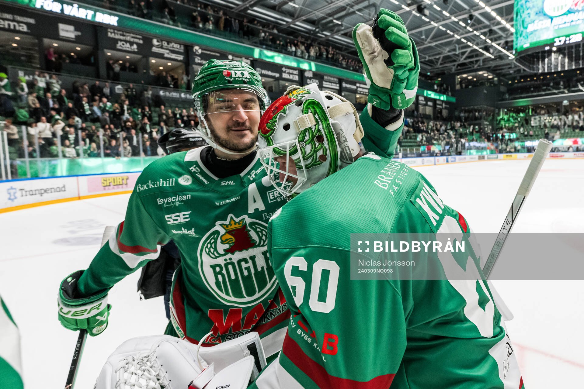 Rögles Brady Ferguson  och Petr Kvaca jublar