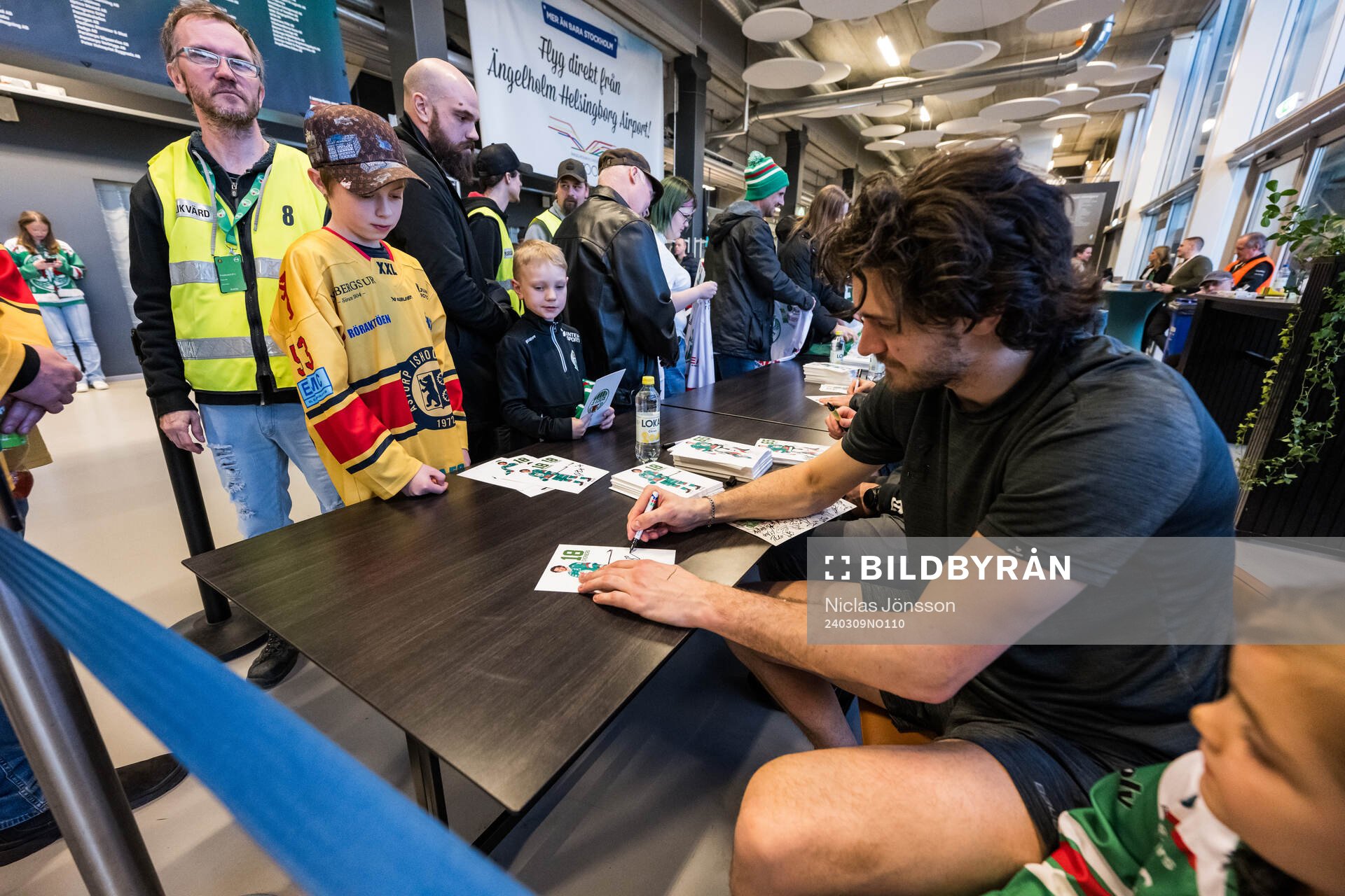 Rögles Dennis Everberg skriver autografer