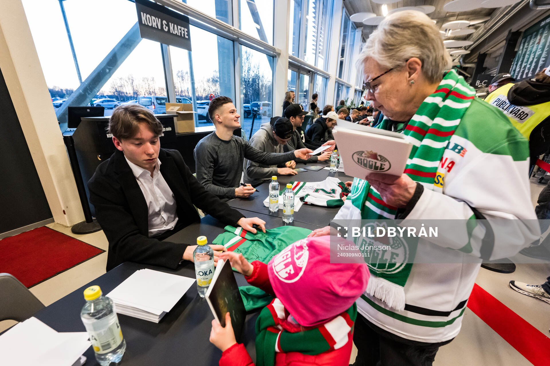 Rögles Axel Smeds skriver autografer