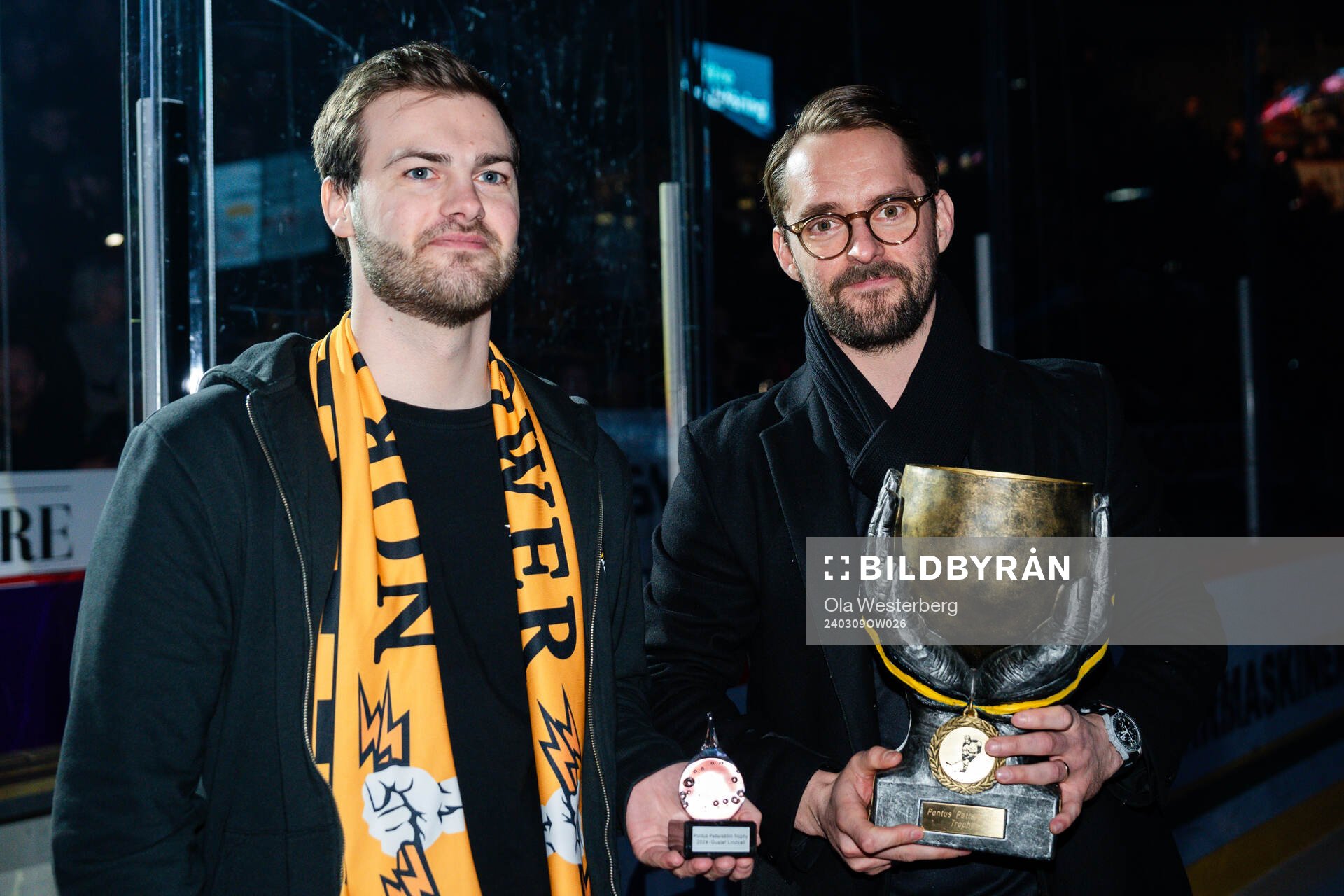 North Powers ordförande Jonas Marklund delar ut Pontus