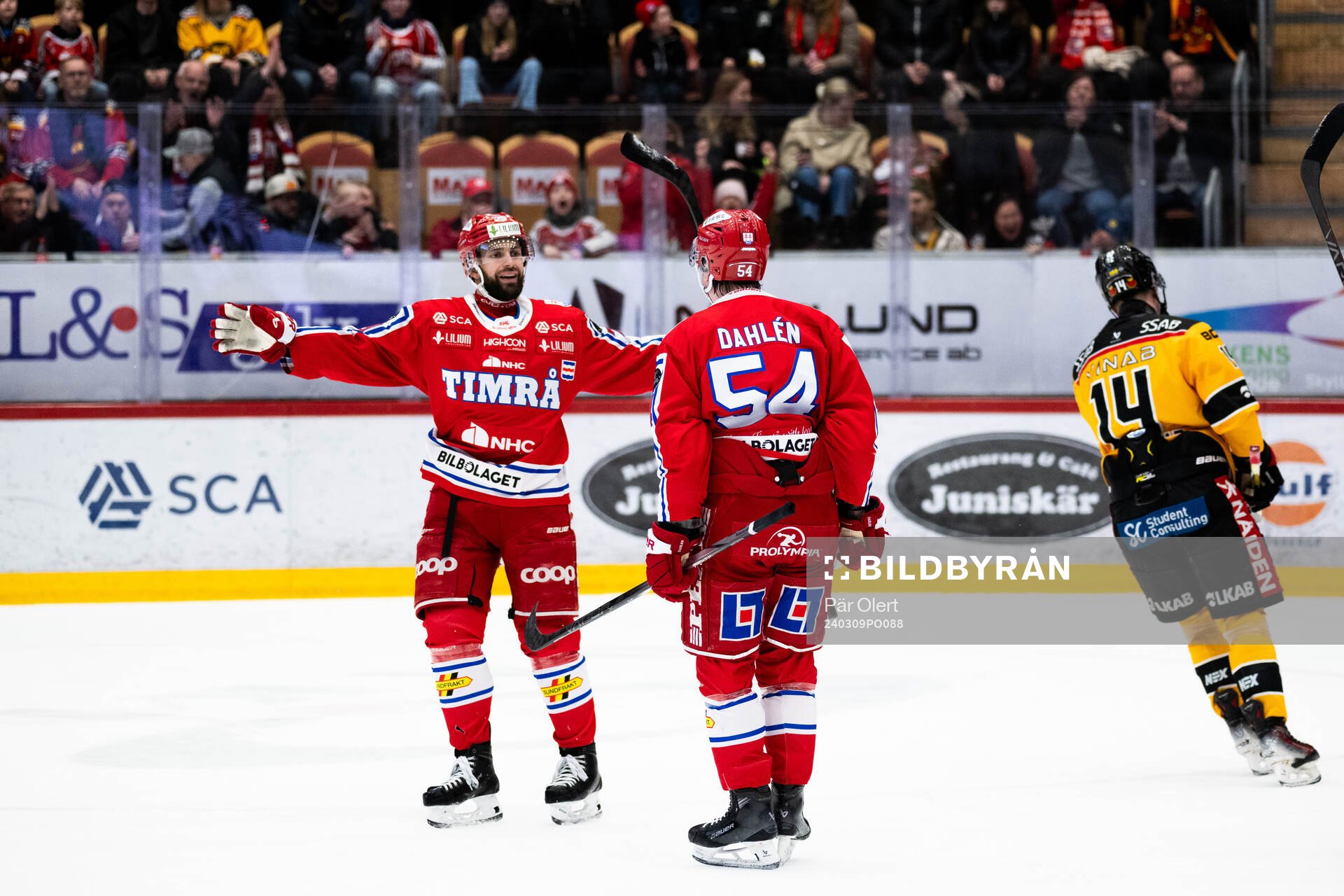 Timrås Jonathan Dahlén och Robin Hanzl  jublar
