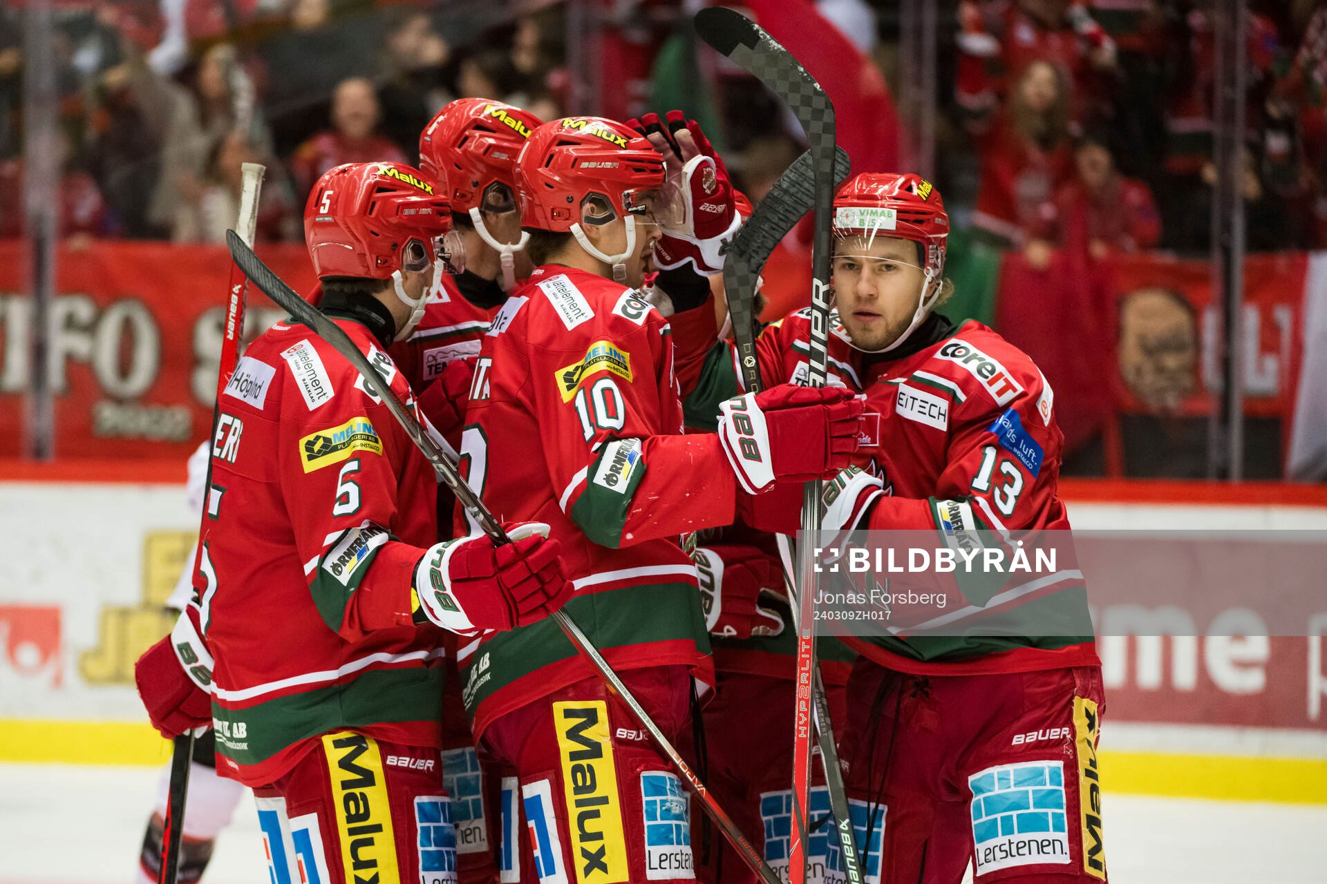 MoDos Kyle Topping jublar med lagkamrater