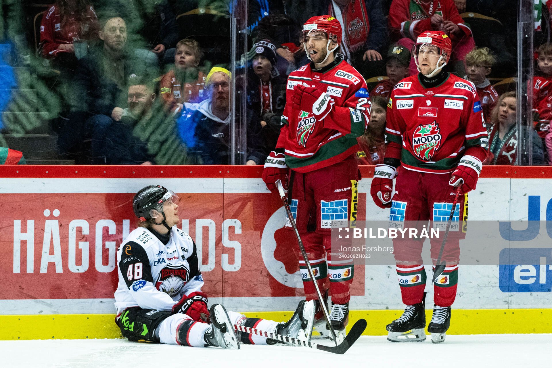 Malmö Redhawks Lauri Pajuniemi med MoDos Josh Dickinson