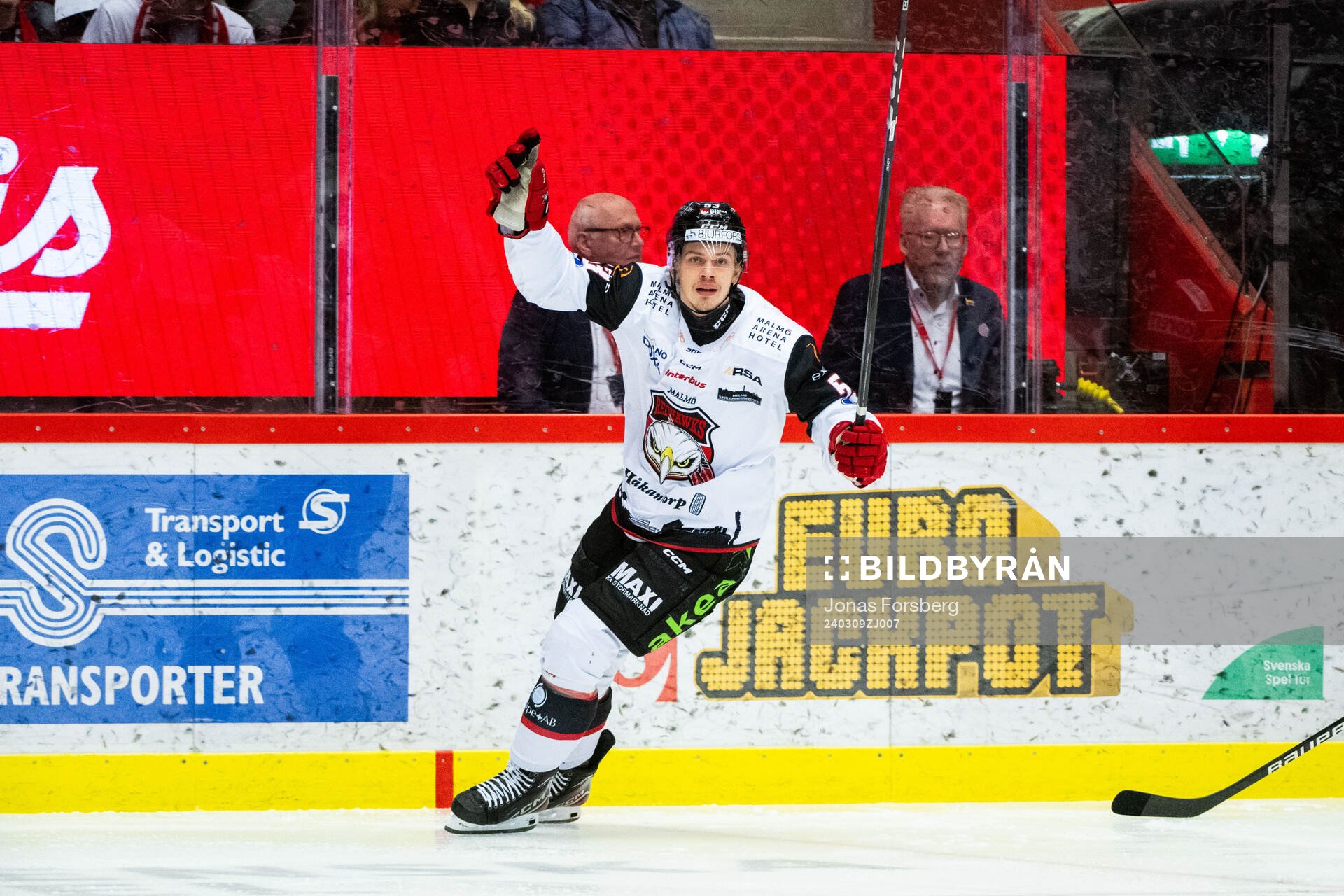Malmö Redhawks Albert Sjöberg jublar