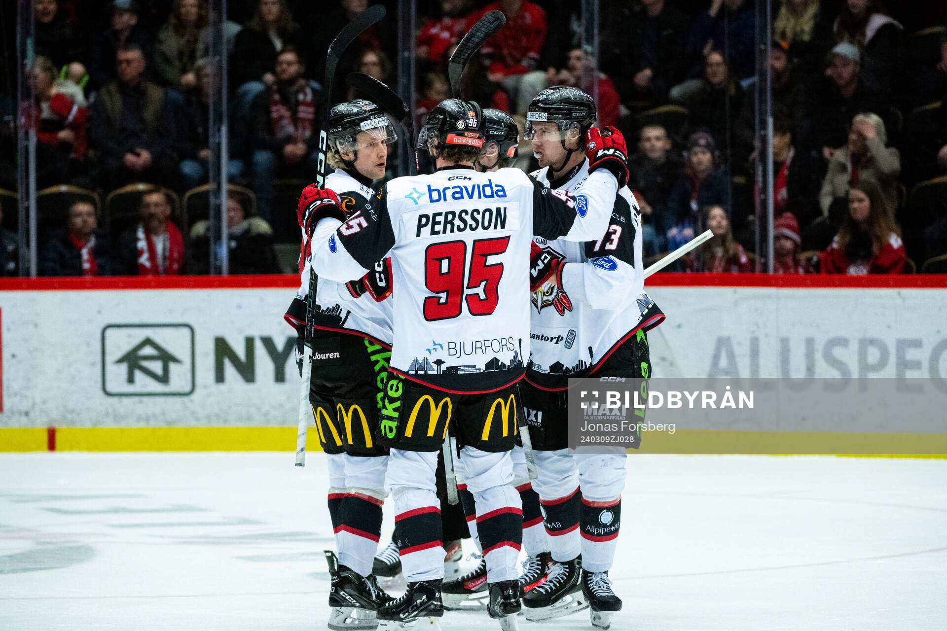 Malmö Redhawks Adam Ollas Mattsson jublar med lagkamrater