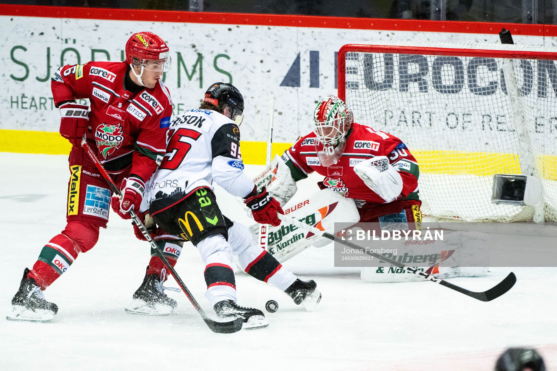 Malmö Redhawks Carl Persson mot MoDos Daniel Brickley och