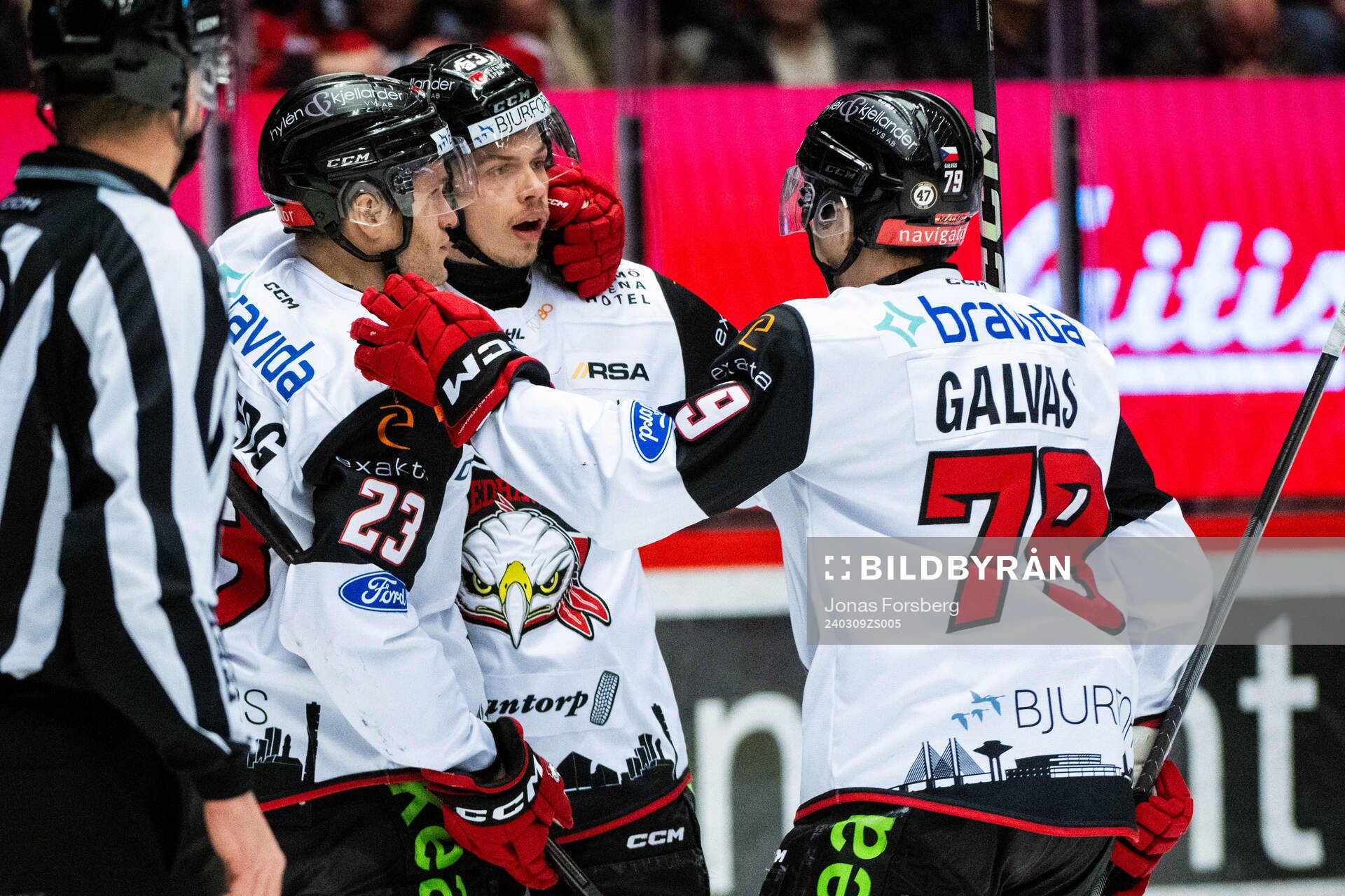 Malmö Redhawks Albert Sjöberg jublar med lagkamrater