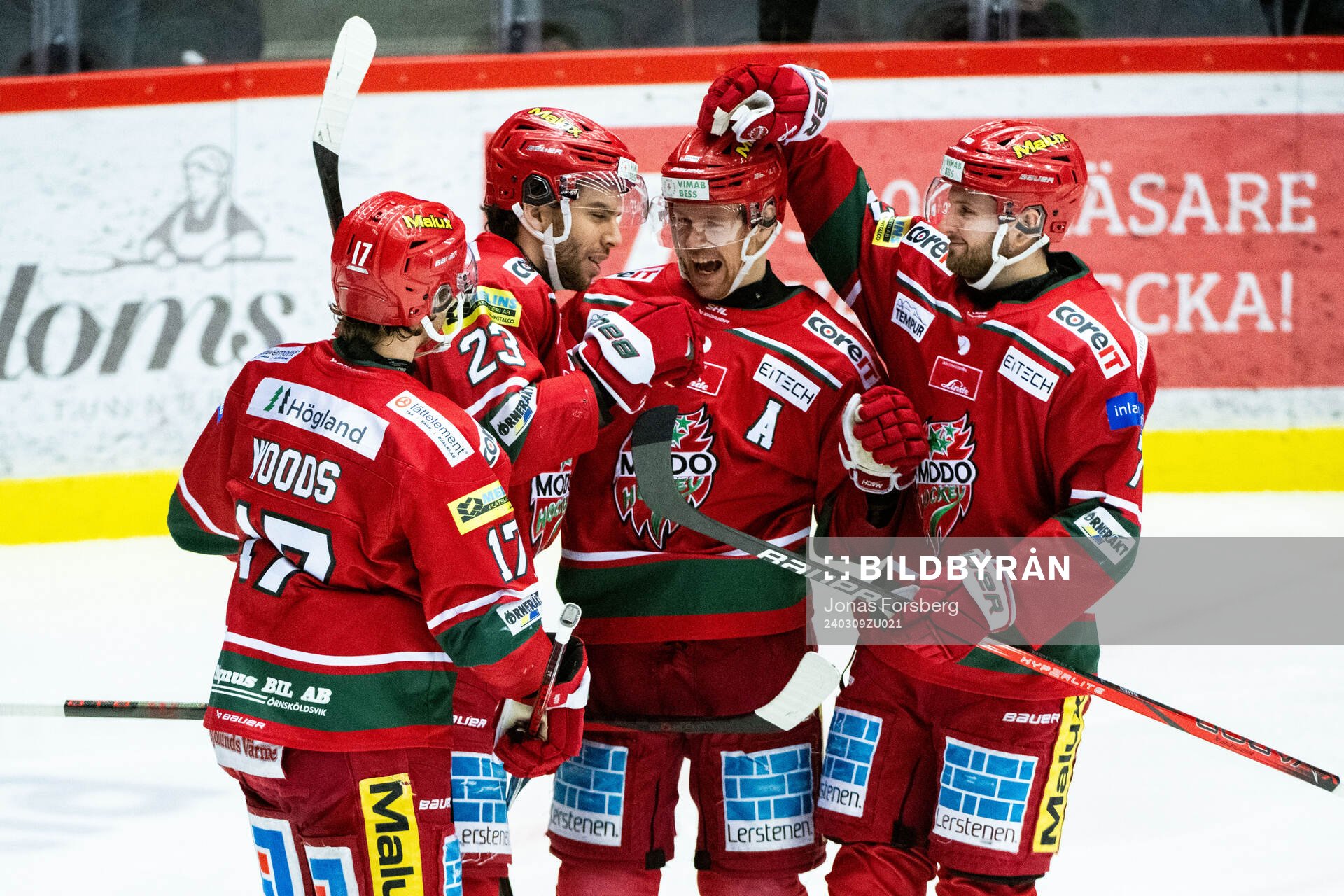 MoDos Josh Dickinson jublar med lagkamrater