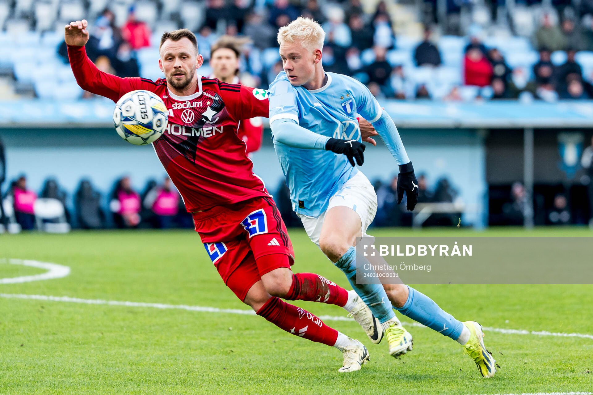 IFK Norrköpings Max Watson och Malmö FFs Otto Rosengren under kvartsfinalen i Svenska Cupen mellan Malmö FF och IFK Norrköping den 10 mars 2024 i Malmö. 