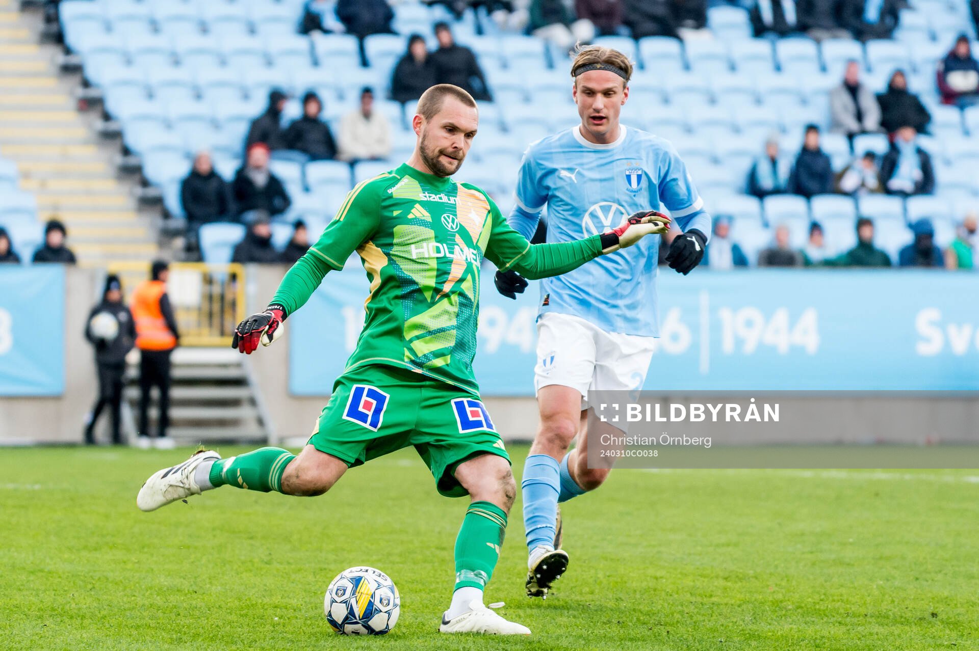 IFK Norrköpings målvakt Oscar Jansson och Malmö FFs Erik