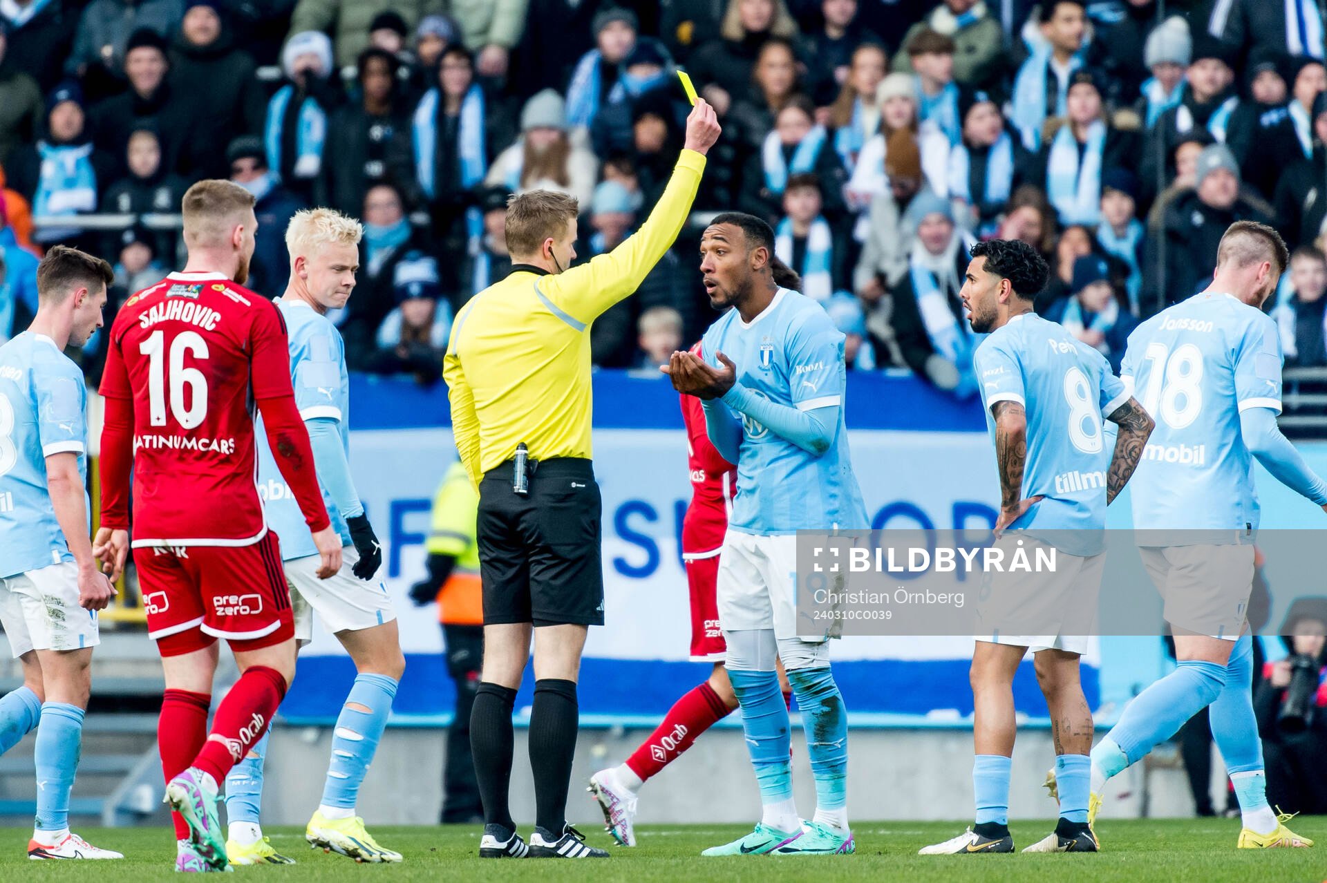 Domare Glenn Nyberg och Malmö FFs Derek Cornelius deppar