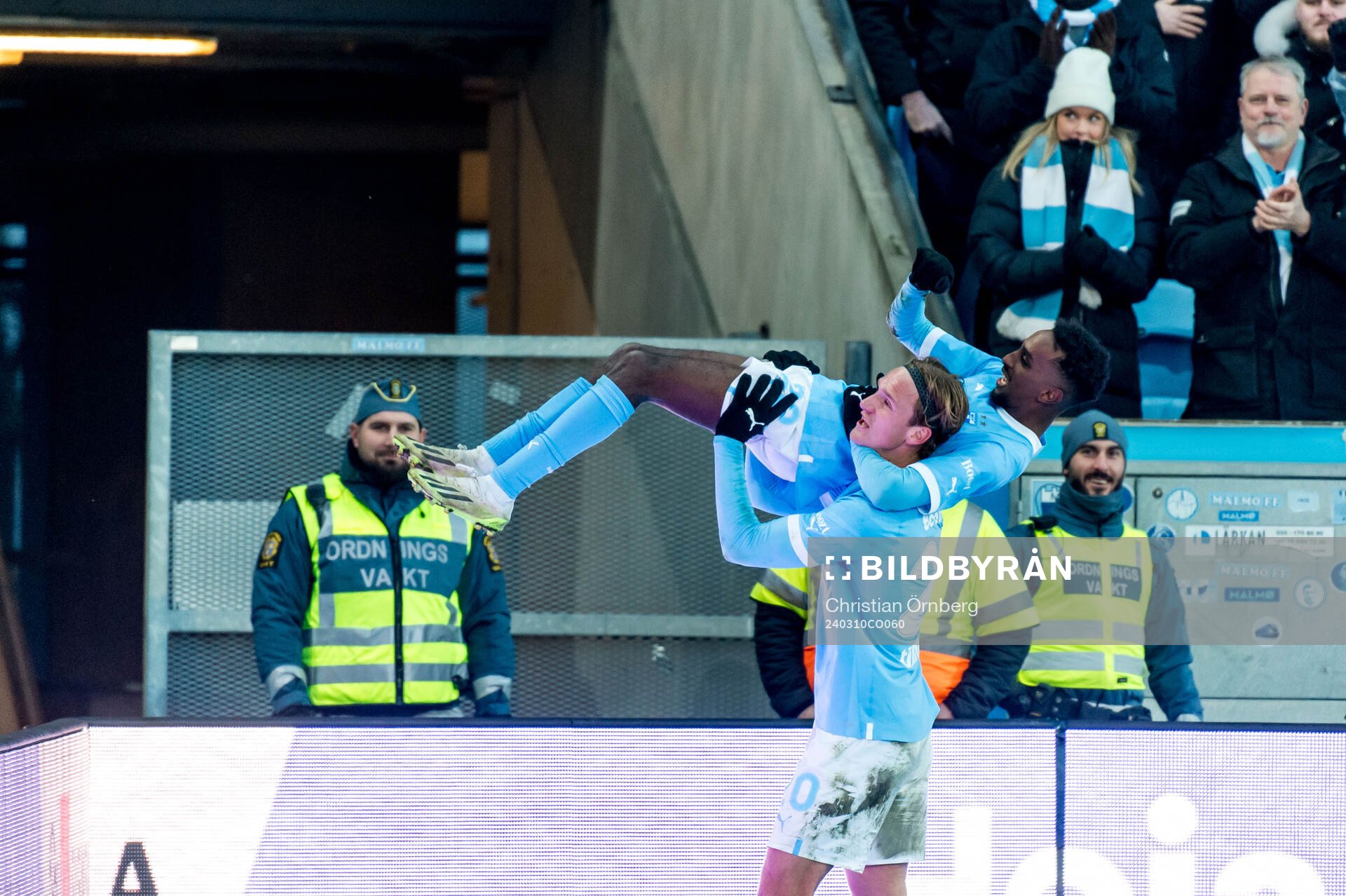Malmö FFs Taha Abdi Ali jublar med Erik Botheim