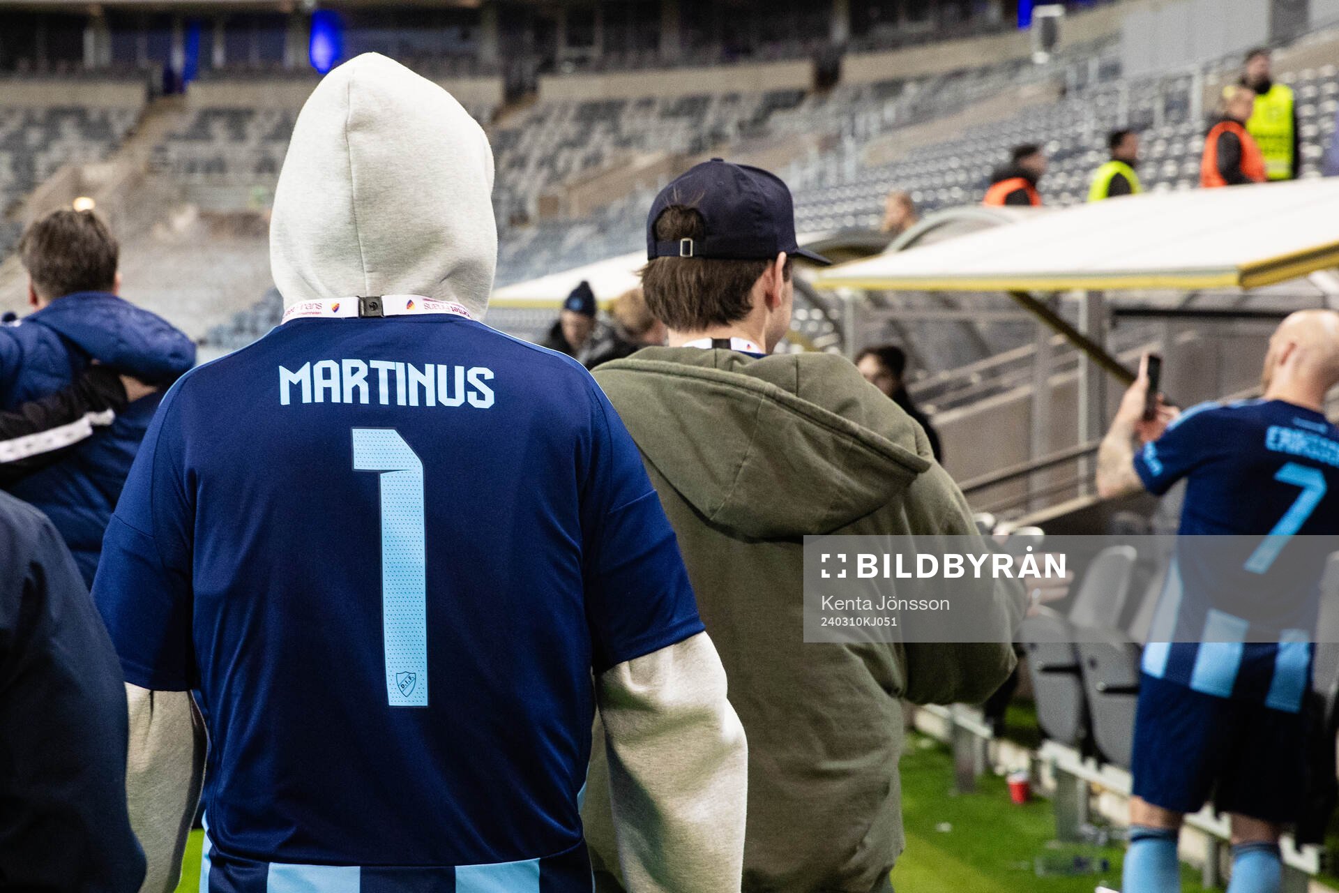 Marcus och Martinus med en matchtröja med tryck