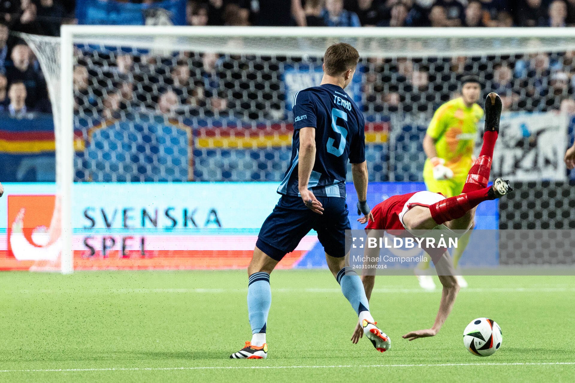 Djurgårdens Miro Tenho och Degerfors Adi Fisic under kvartsfinalen i Svenska Cupen mellan Djurgården och Degerfors den 10 mars 2024 i Stockholm.