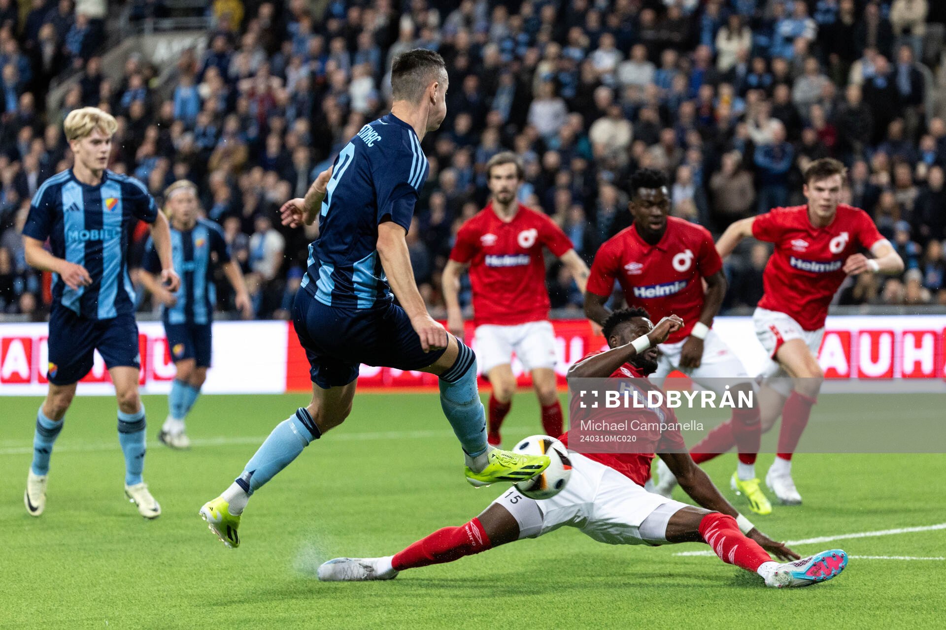 Djurgårdens Haris Radetinac och Degerfors Nasiru Moro under kvartsfinalen i Svenska Cupen mellan Djurgården och Degerfors den 10 mars 2024 i Stockholm.