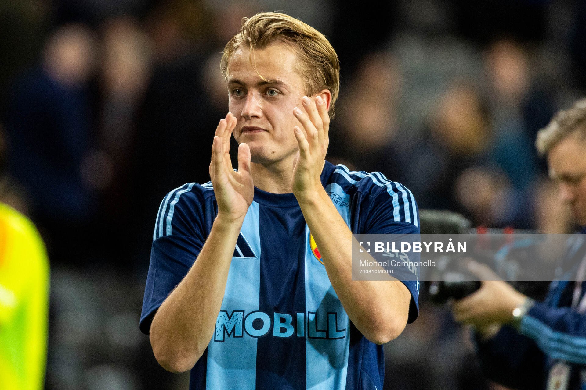 Djurgårdens Oskar Fallenius tackar publiken