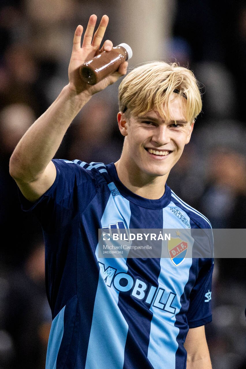 Djurgårdens Lucas Bergvall tackar publiken efter kvartsfinalen i Svenska Cupen mellan Djurgården och Degerfors den 10 mars 2024 i Stockholm.