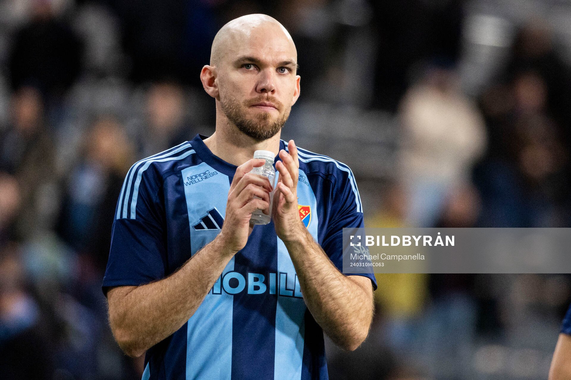 Djurgårdens Marcus Danielson tackar publiken efter kvartsfinalen i Svenska Cupen mellan Djurgården och Degerfors den 10 mars 2024 i Stockholm.