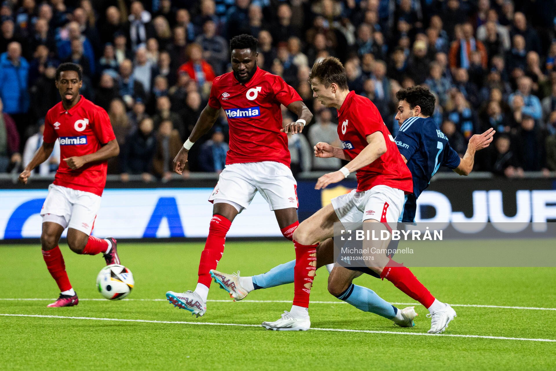 Djurgårdens Deniz Hummet och Degerfors Oscar Wallin under kvartsfinalen i Svenska Cupen mellan Djurgården och Degerfors den 10 mars 2024 i Stockholm.
