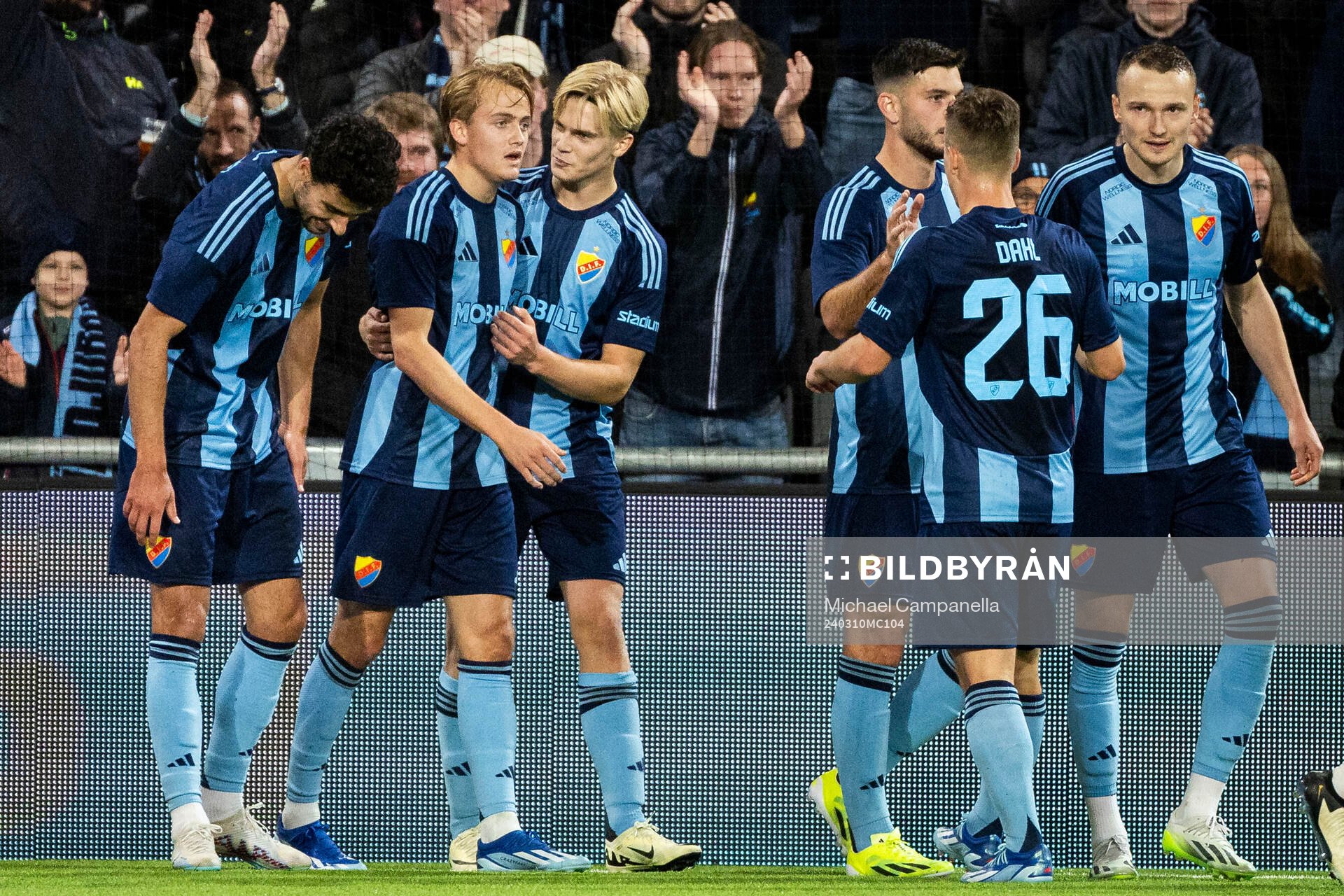 Djurgårdens Oskar Fallenius jublar 3-0 målet med Lucas