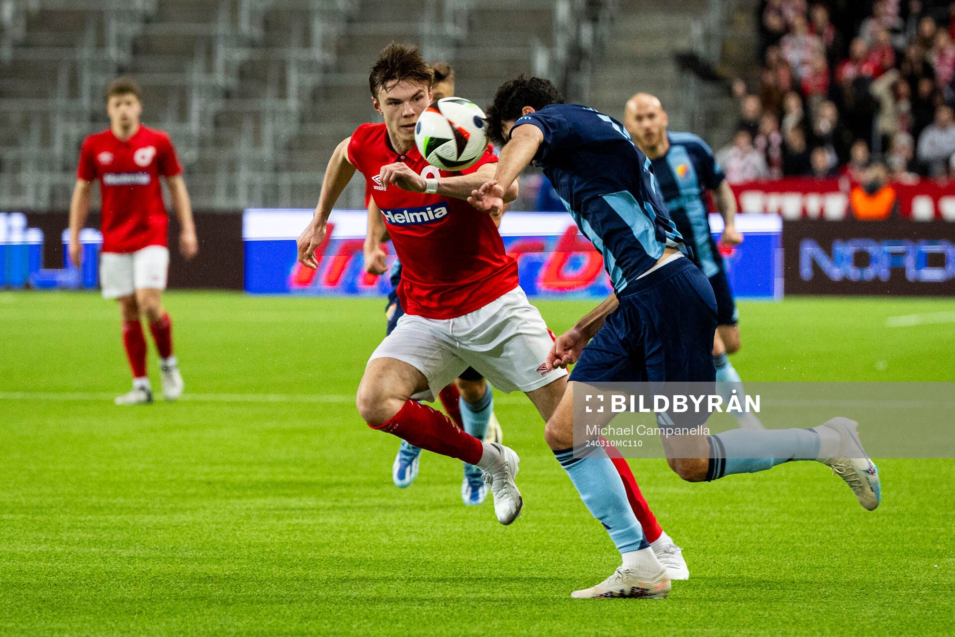 Djurgårdens Deniz Hummet och Degerfors Oscar Wallin under kvartsfinalen i Svenska Cupen mellan Djurgården och Degerfors den 10 mars 2024 i Stockholm.