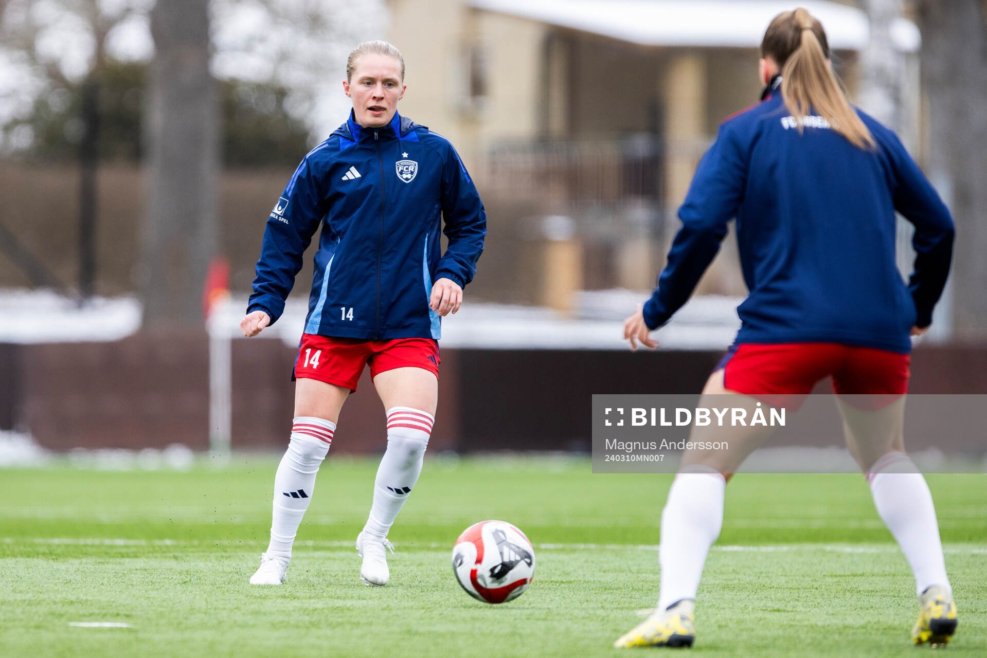 FC Rosengårds Emilia Larsson på uppvärmningen