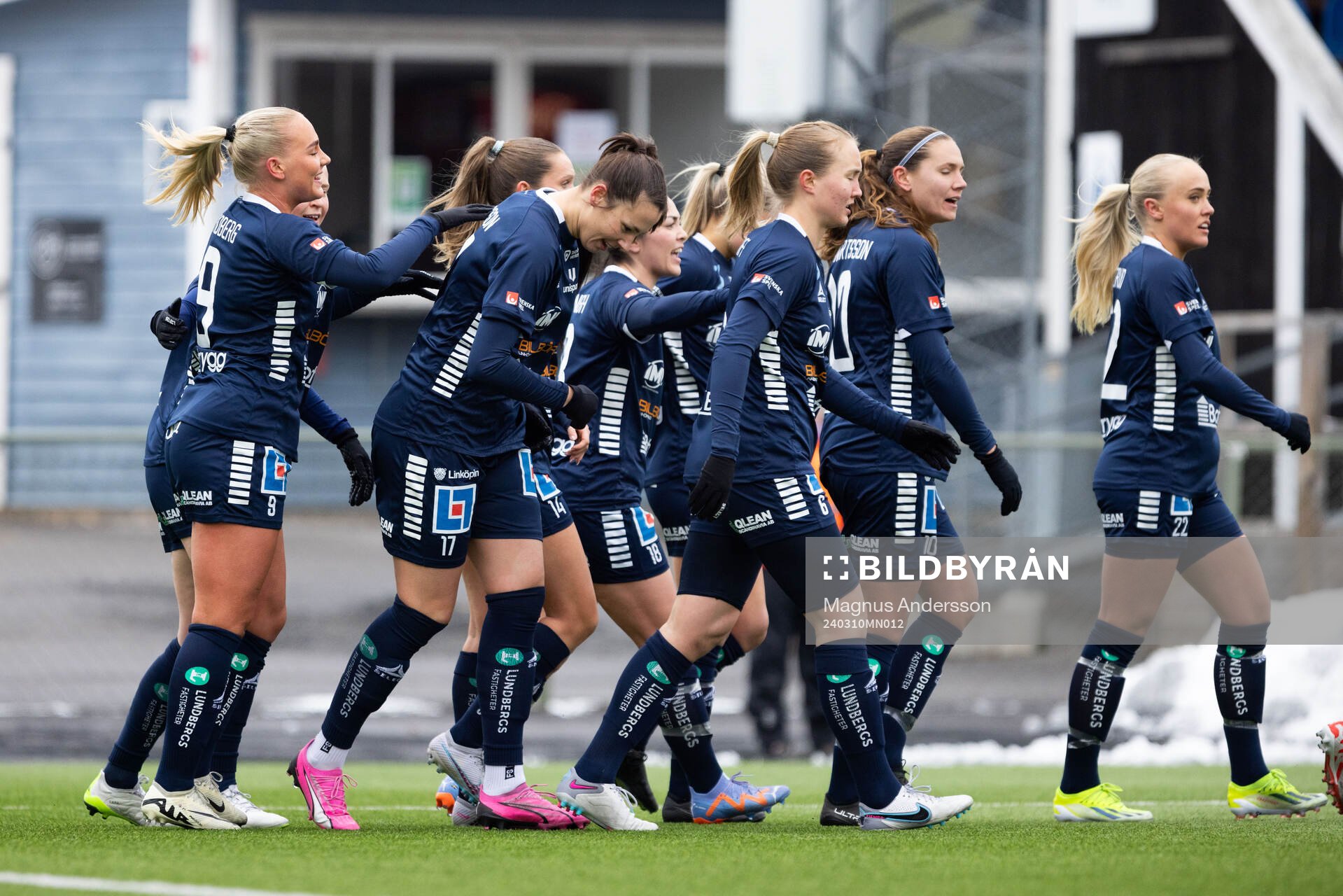 Linköpings Nellie Karlsson jublar med lagkamrater