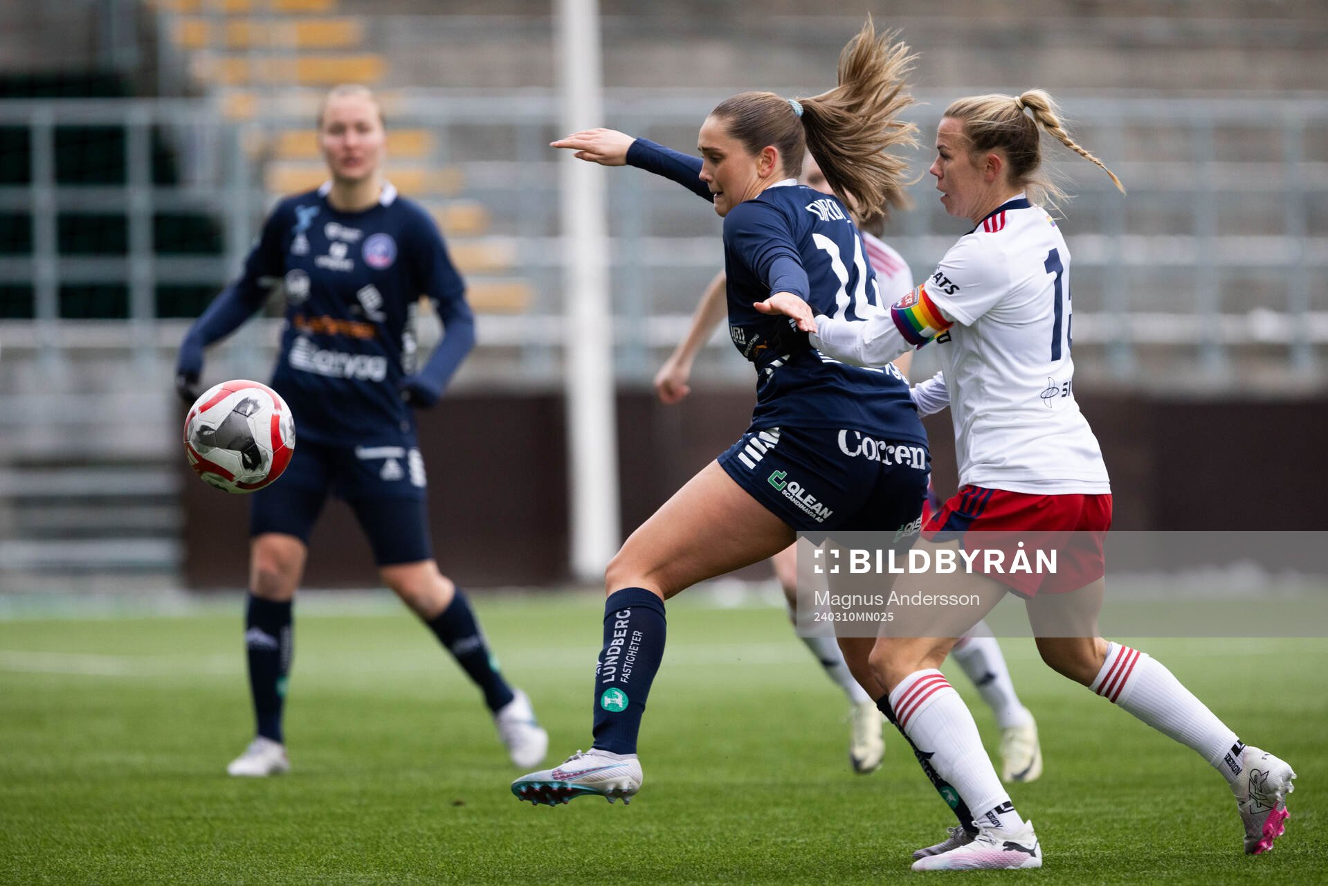 Linköpings Irene Dirdal och FC Rosengårds Jessica Wik under fotbollsmatchen i Svenska Cupen mellan Linköping och FC Rosengård den 10 mars 2024 i Åtvidaberg.