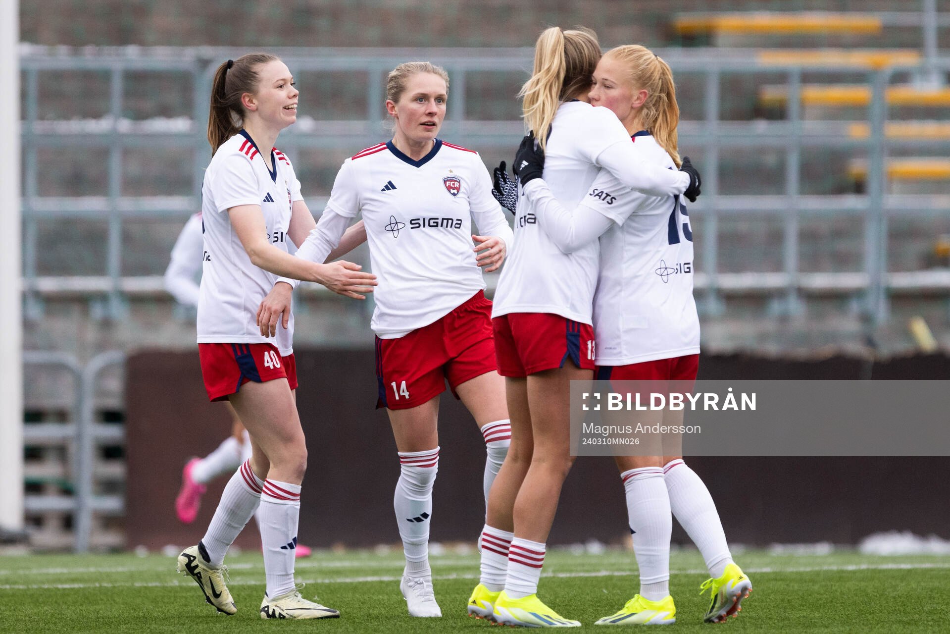 FC Rosengårds Emilia Larsson jublar med lagkamrater