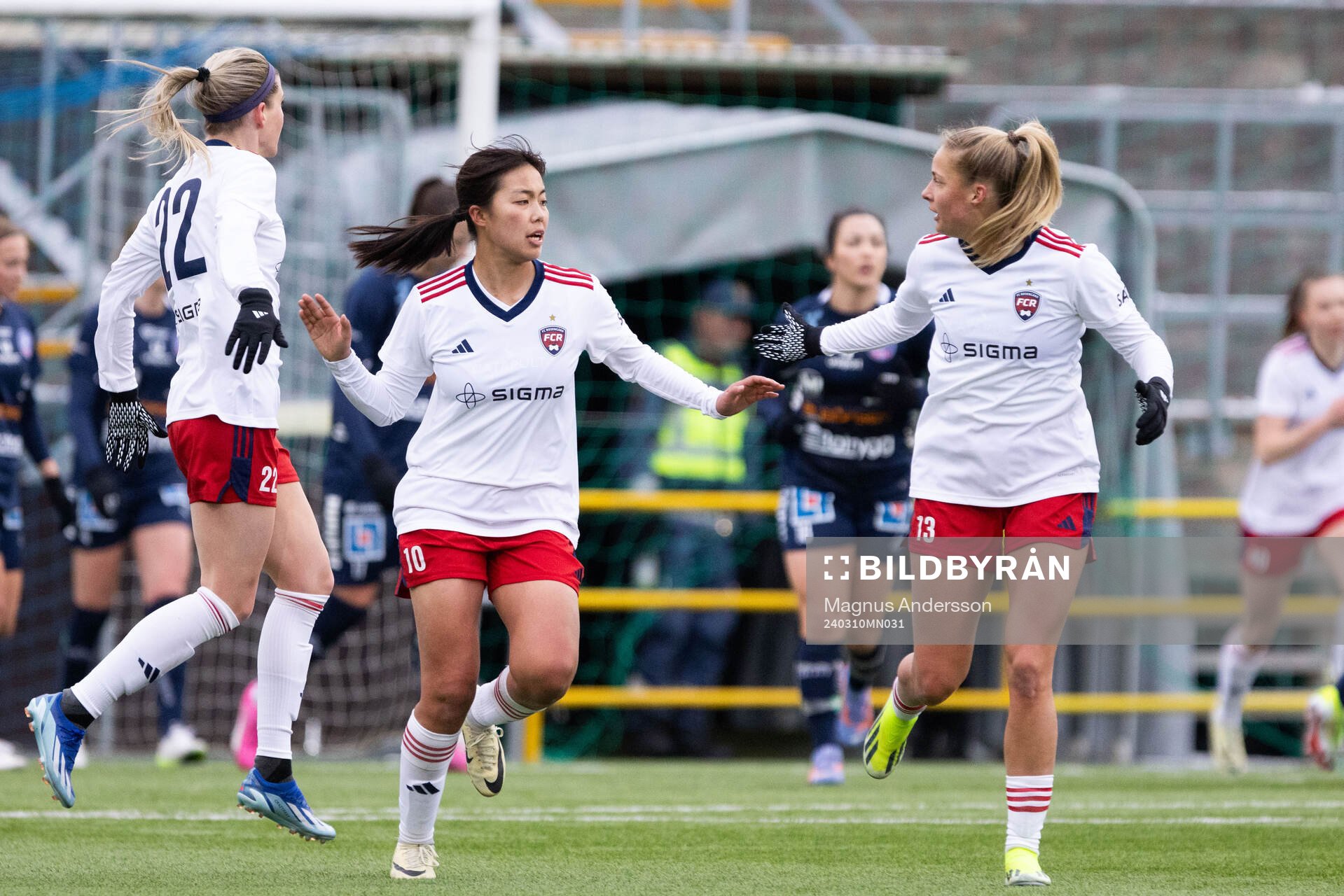 FC Rosengårds Momoko Tanikawa jublar med Olivia Holdt