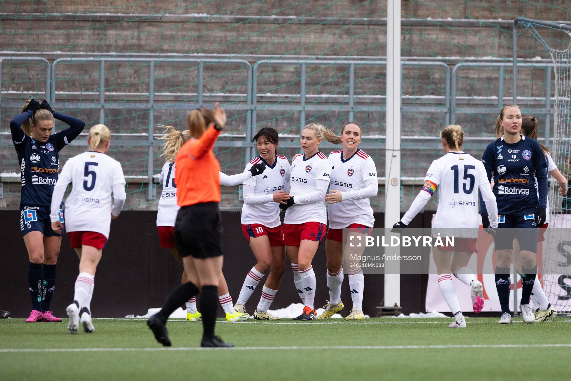 FC Rosengårds Emma Jansson jublar med lagkamrater efter 4-4 under fotbollsmatchen i Svenska Cupen mellan Linköping och FC Rosengård den 10 mars 2024 i Åtvidaberg.