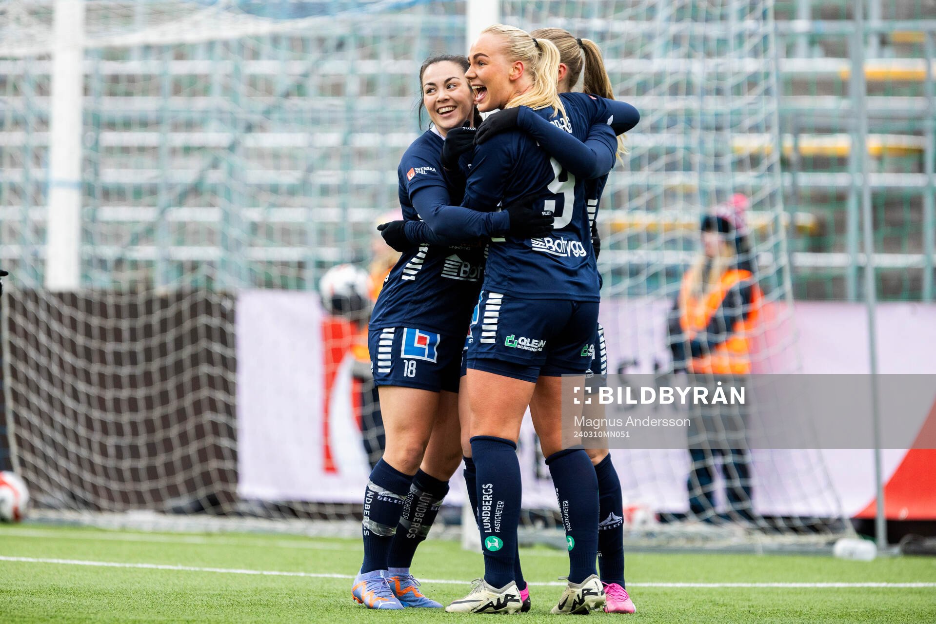 Linköpings Michelle De Jongh och Cathinka Tandberg jublar
