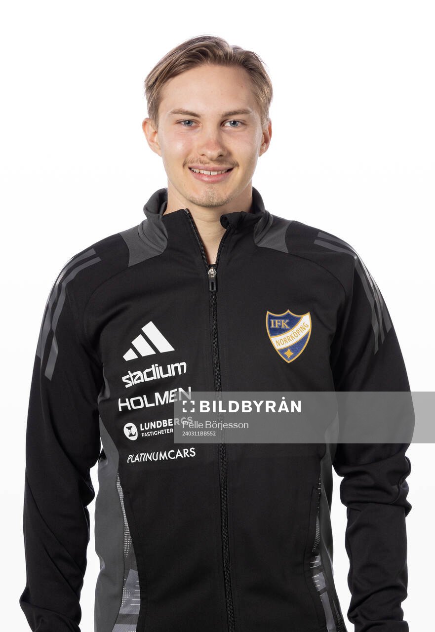 Norrköpings målvaktstränare Elias Melkersson poserar för ett porträtt den 11 mars 2024 i Norrköping.