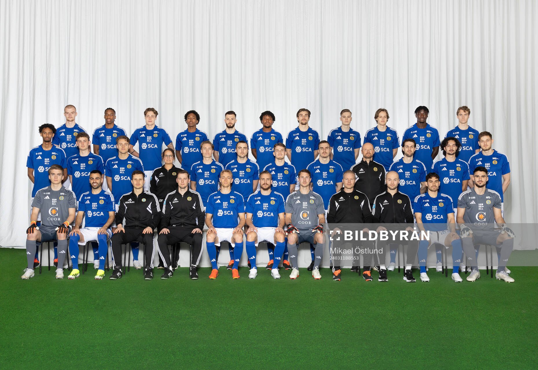 GIF Sundsvall poserar för en lagbild den 11 mars 2024 i Sundsvall. Bakre ledet från vänster: Lucas Forsberg, Ahmed During, Jesper Carström, Yonis Shino, Amaro Bahtijar, Abdul-Halik Hudu, Johan Bengtsson, Gustav Nordh, Oliver Grenholm, Kojo Oppong, Elvis Hansson. Mittenledet från vänster: Yacqub Finey, Anton Mossnelid, Ludvig Nåvik, naparapat Emelie Forzheus, Marcus Burman, Dennis Olsson, Edvard Carrick, Dusan Jajic, fystränare Vegard Davidsen, Oliver Stojanovic-Fredin, Monir Jelassi, Ludvig Svanberg. Sittande från vänster: Jakob Jäger Röding, Marc Manchón, assisterande tränare Ion Doros, huvudtränare Douglas Jakobsen, Pontus Lindgren, Pontus Engblom, Jonas Olsson, assisterande tränare Benny Matsson, målvaktstränare John Carlsson, Marcelo Palomino, Daniel Henareh.