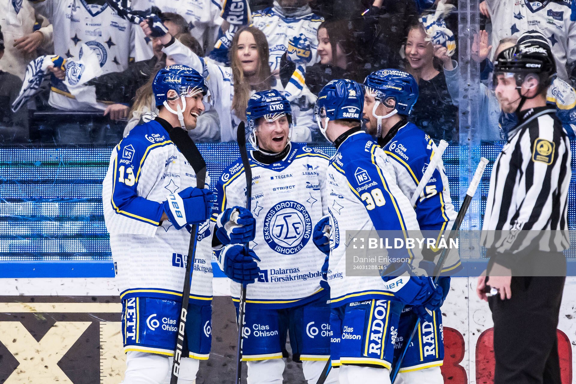 Leksands Jon Knuts jublar med lagkamrater