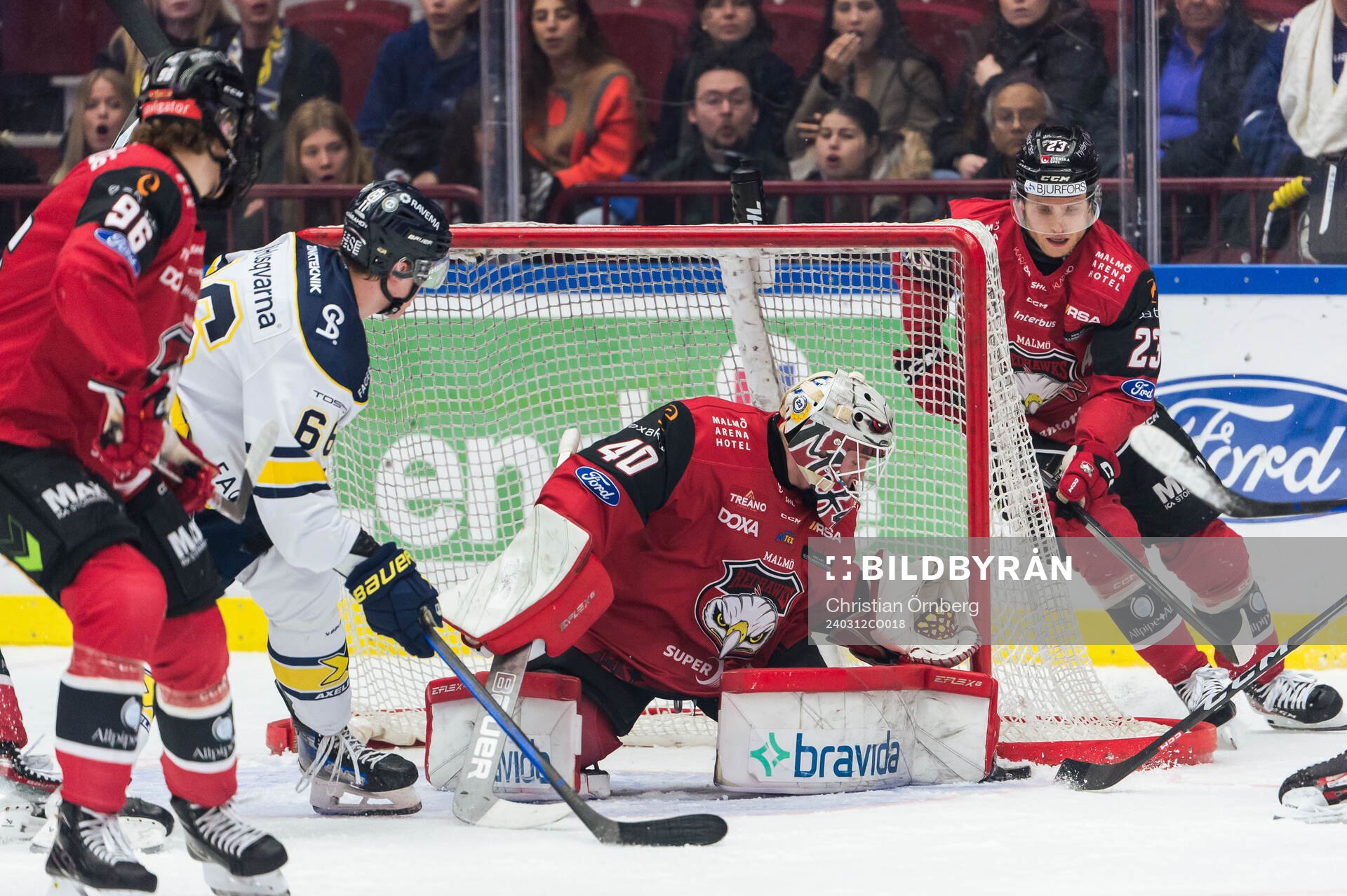 HV71s Herman Träff mot Malmö Redhawks målvakt Oskar