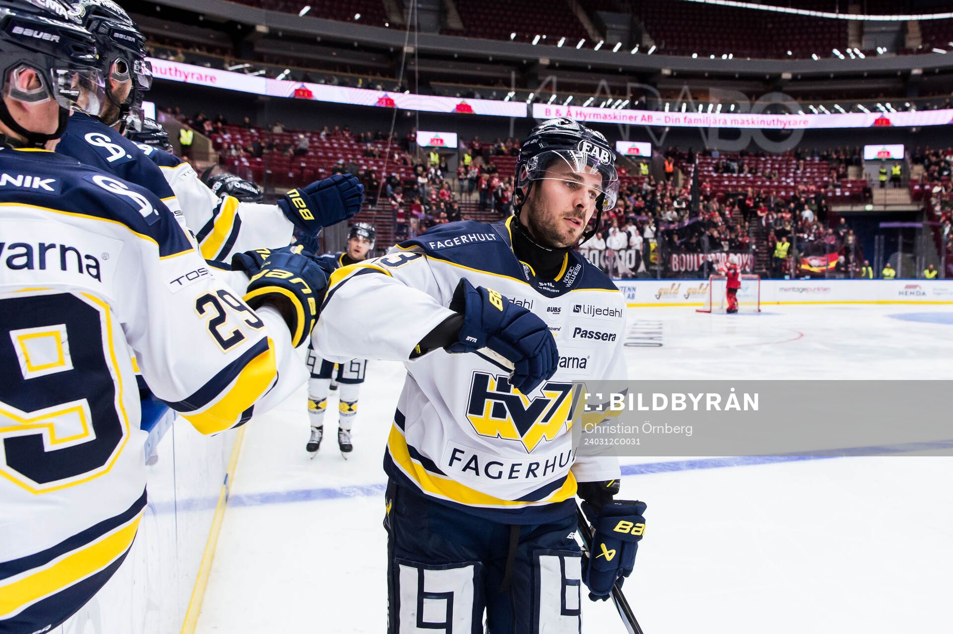 HV71s Nicholas Shore jublar