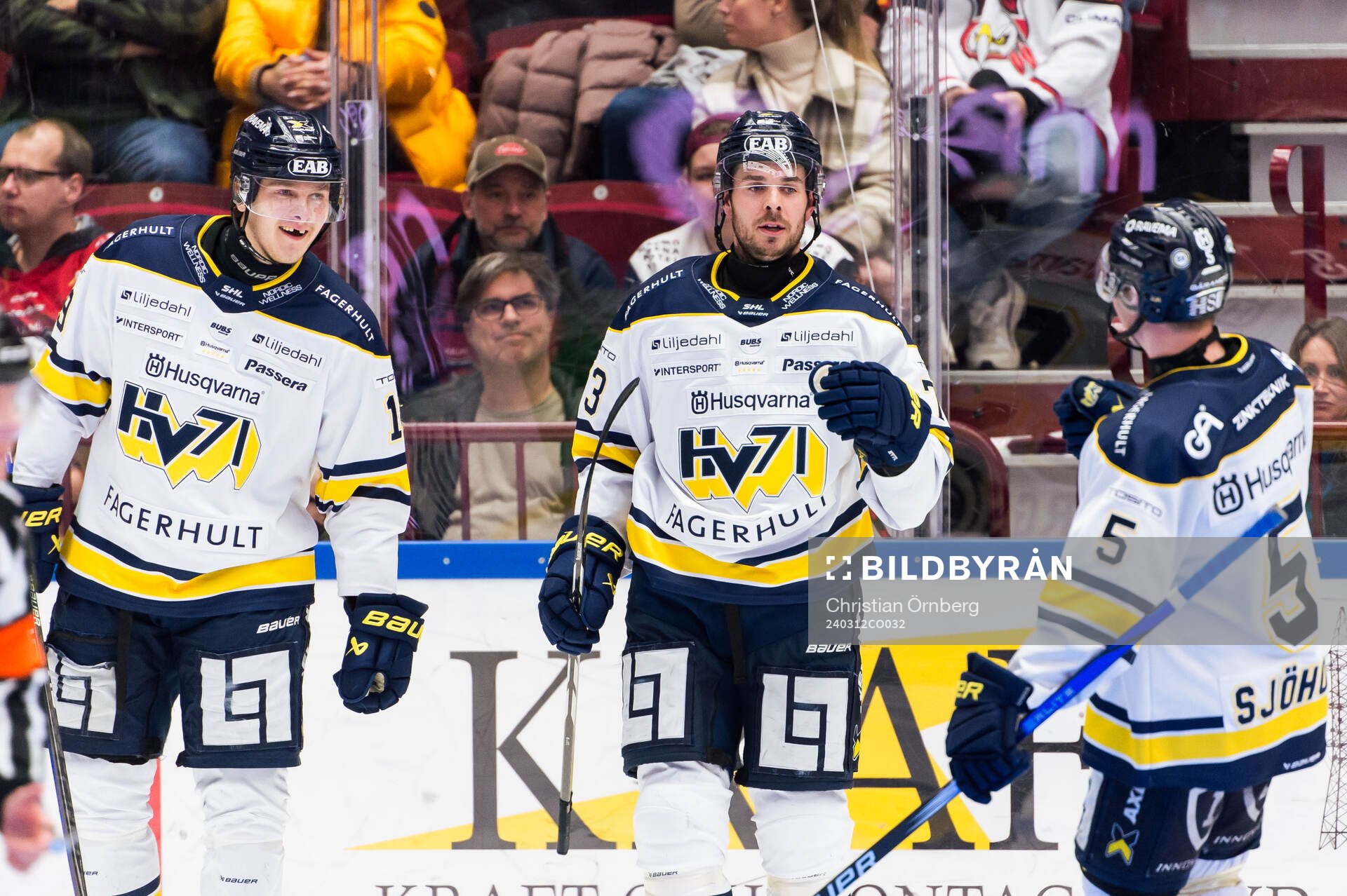HV71s Nicholas Shore jublar med Henrik Borgström och