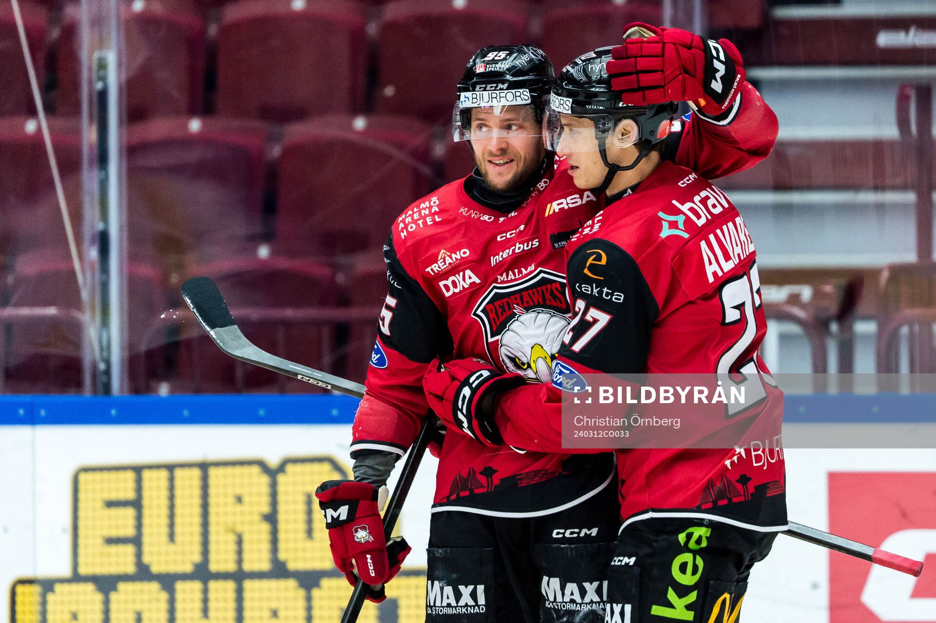 Malmö Redhawks Carl Persson och Robin Alvarez jublar