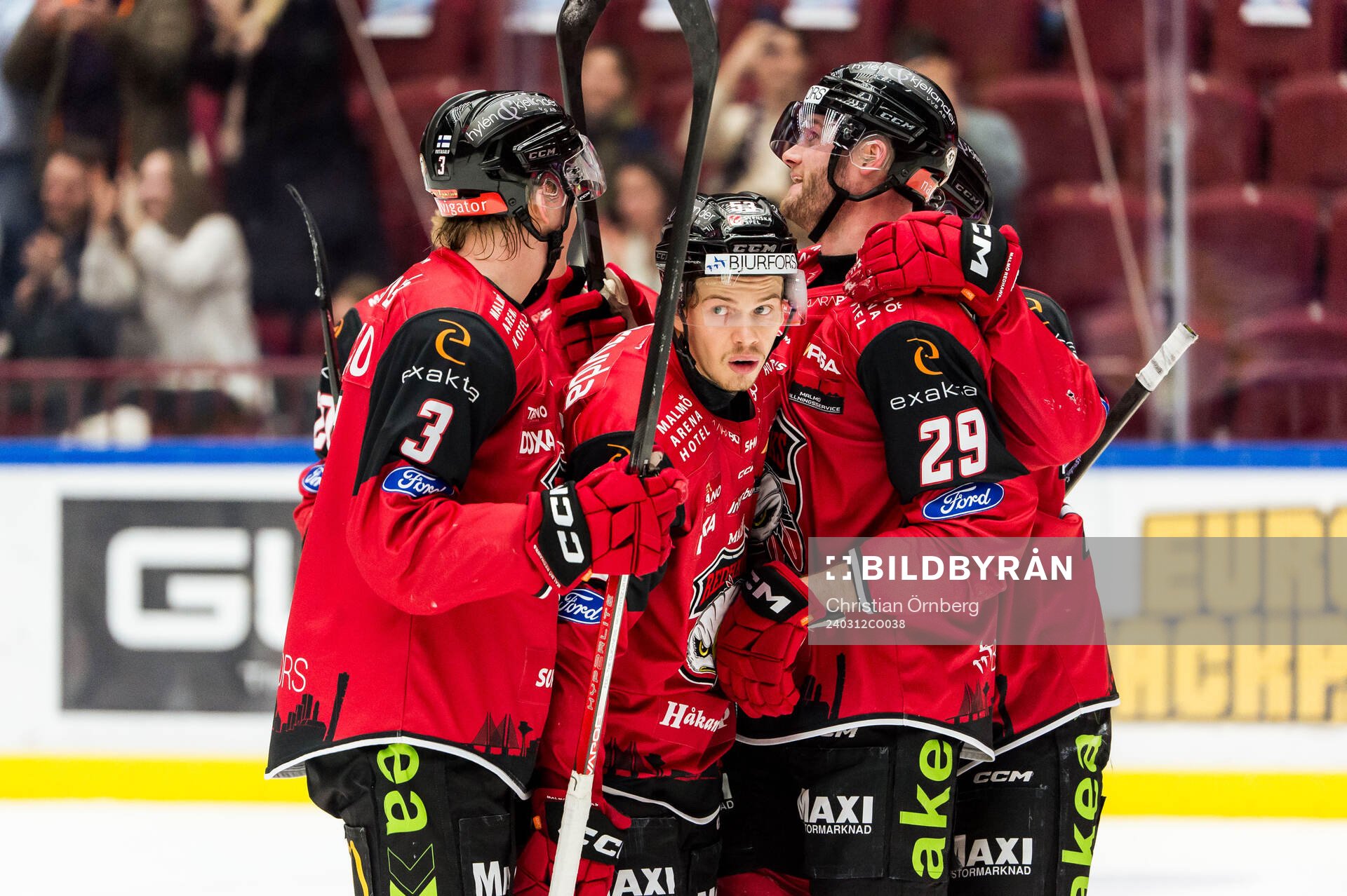 Malmö Redhawks Albert Sjöberg jublar