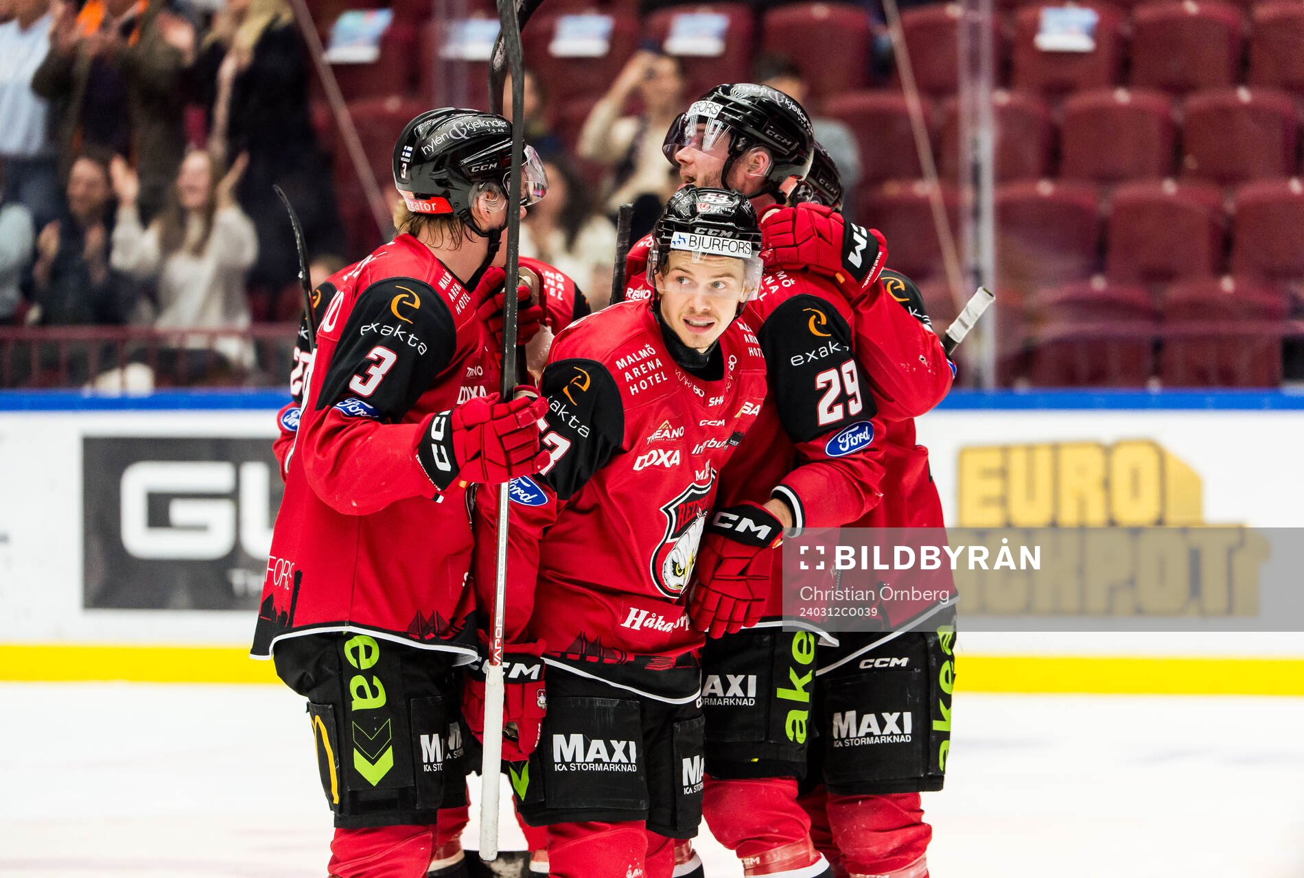 Malmö Redhawks Albert Sjöberg jublar