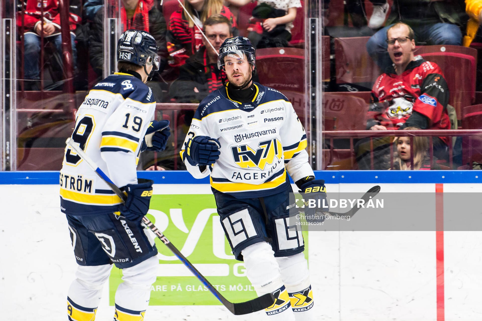HV71s Henrik Borgström och Nicholas Shore jublar